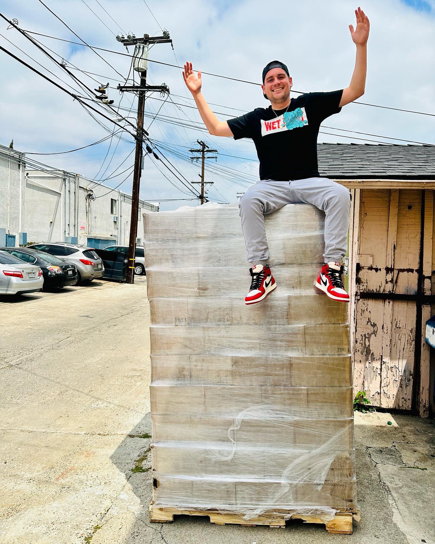 PALLET BOYZ ARE BACK🚨 GIVEAWAY 🚨 

The grind is relentless and we&rsquo;re super appreciative of all your love and support! 🫶
A fresh pallet of glass has us excited for some big moves, so let&rsquo;s do a giveaway/thank you! 😁

Giveaway rules:
&b