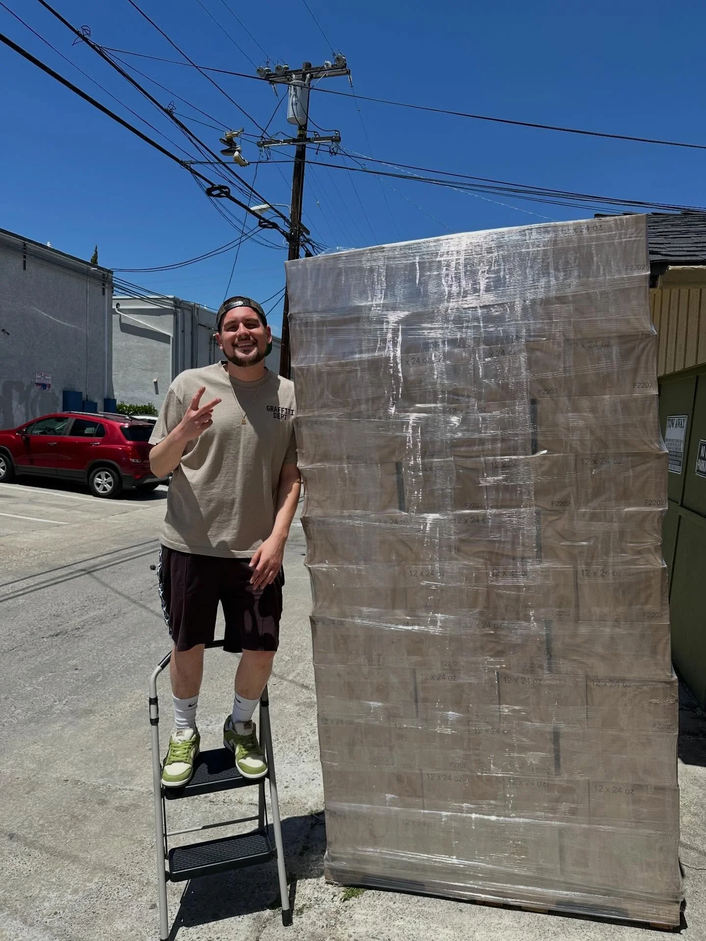 🍅 END OF YEAR PALLET BOIS vol. VII &amp; VII 🍅 

Two more pallets since the last update! Giveaway time!
&bull;Tag two friends you get saucy with and comment your guess - how many jars in the last two shipments! 
Three closest guesses gets two jars 