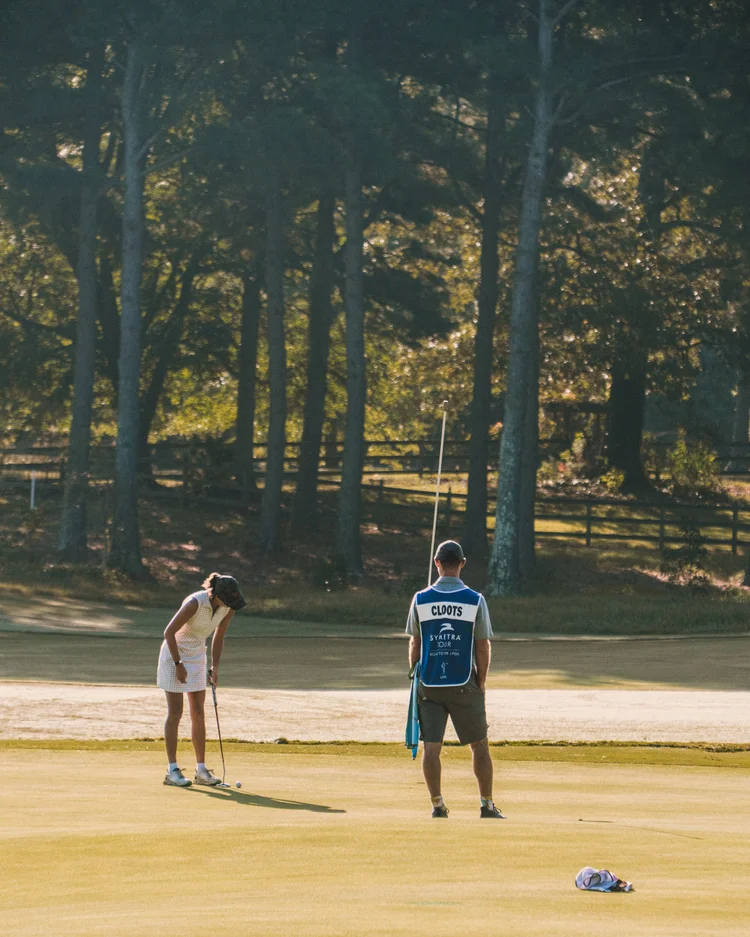 Leslie Cloots putting during tournament play
