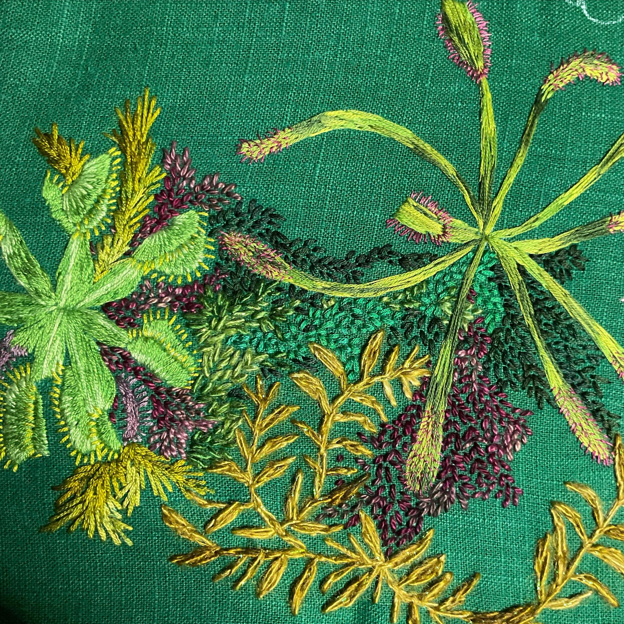 Evening stitching&hellip; another carnivorous plant #carnivourousplant #venusflytrap #botanicalart #botanicalgardens #embroidery #textileart