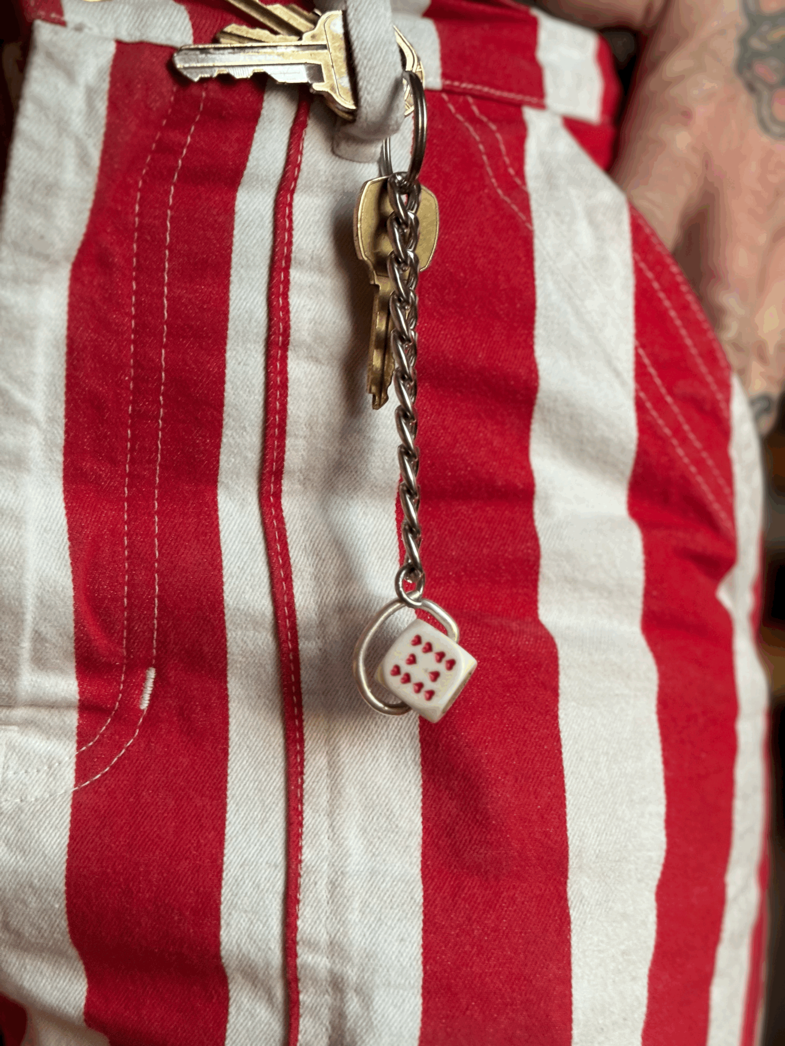 WHITE ANTIQUE HEART DICE KEYCHAIN
