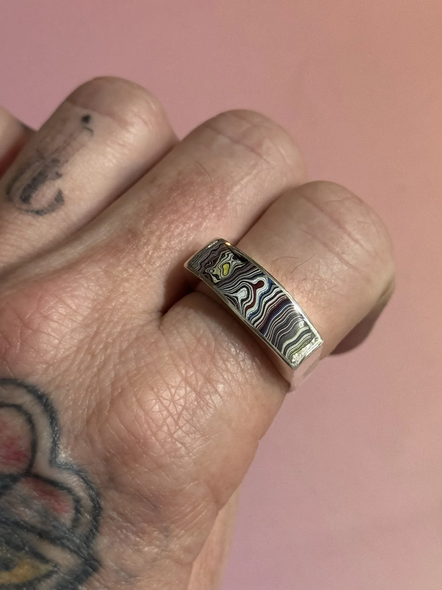 美品ファロンシャーロック DYNASTY Fallon 80 Red label FORDITE INLAY CHANNEL SET SIGNET RING - SIZE 10 — Sage
