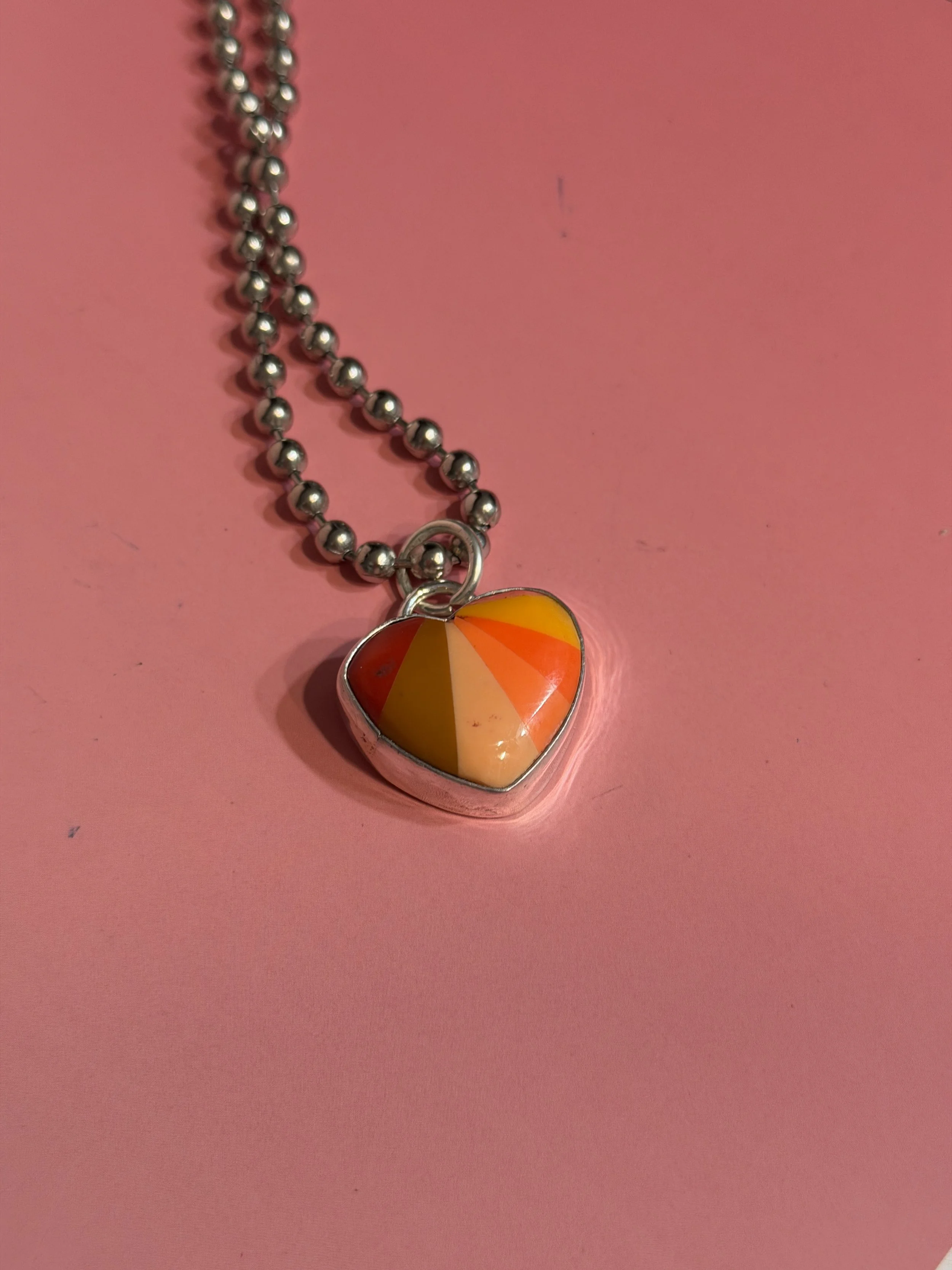 SUMMER PEACH OMBRÉ HEART-SHAPED BILLIARD SCRAP NECKLACE