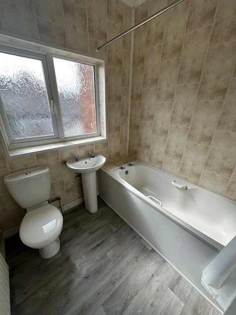 103 Salisbury bathroom.jpg