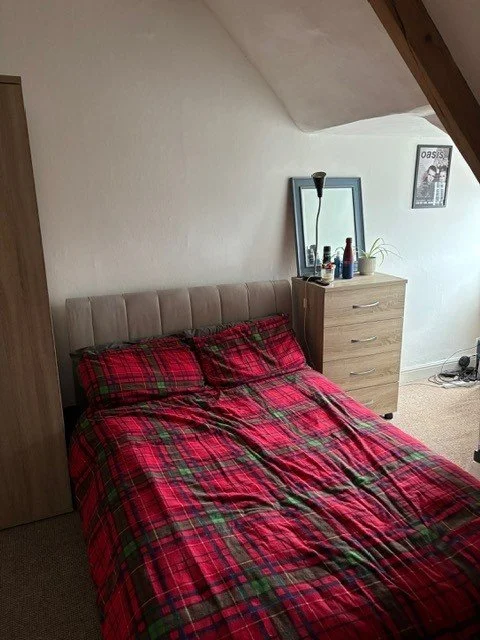 Curzon Rd bedroom 1.jpg