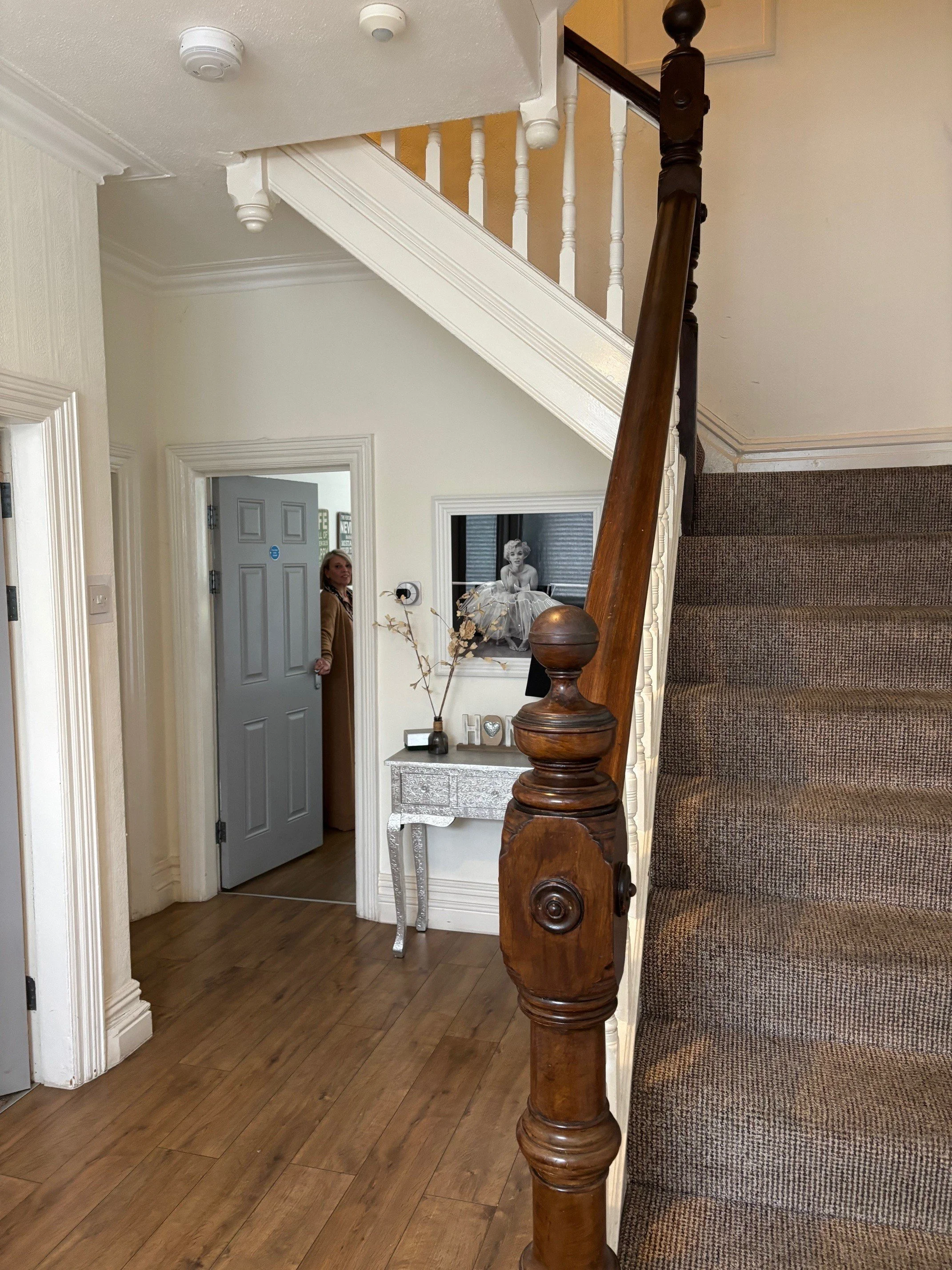 Curzon Rd Hall1.jpg