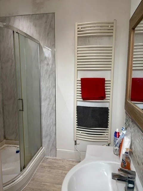 Curzon Rd shower1.jpg
