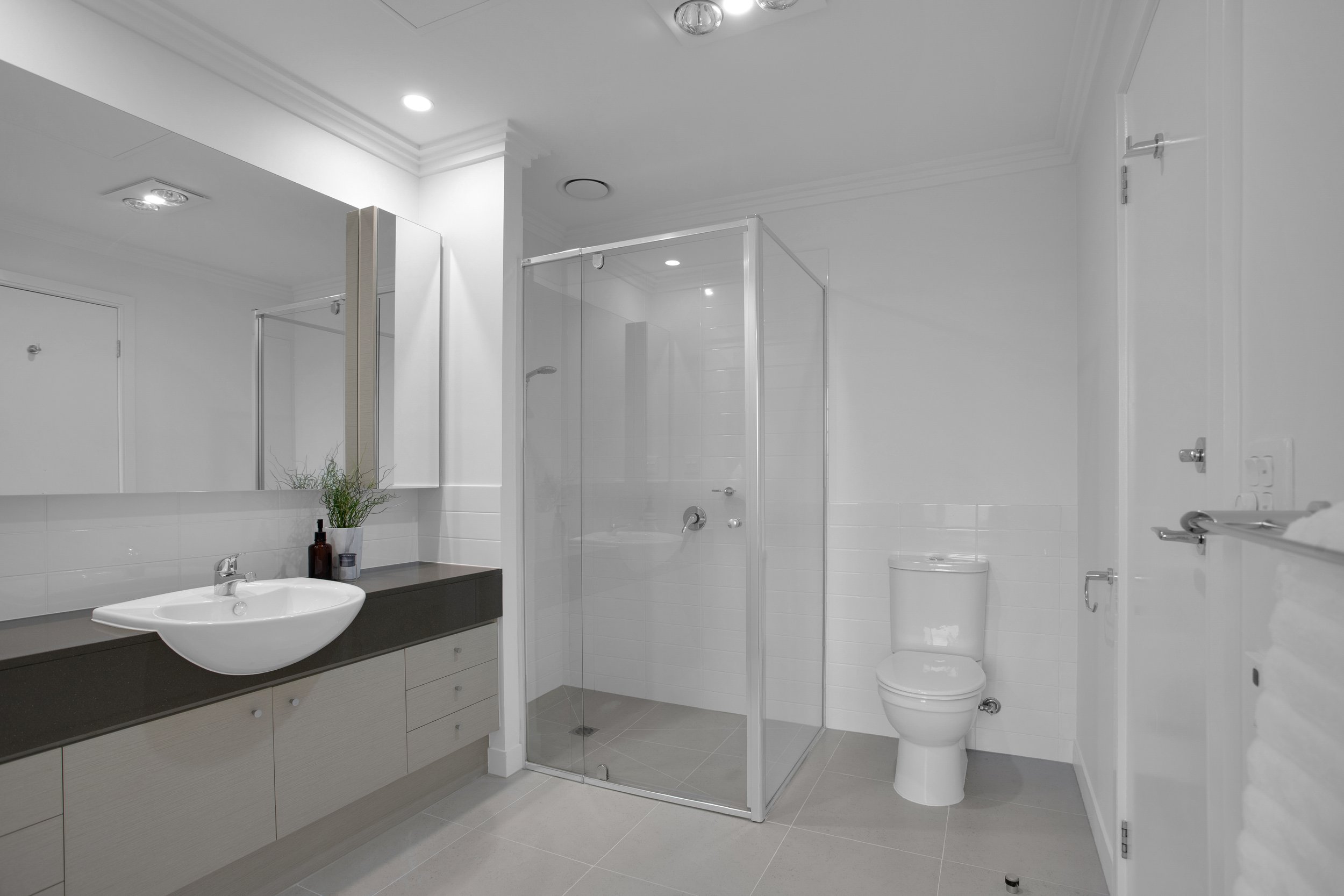 APT 190 - BATHROOM.jpg
