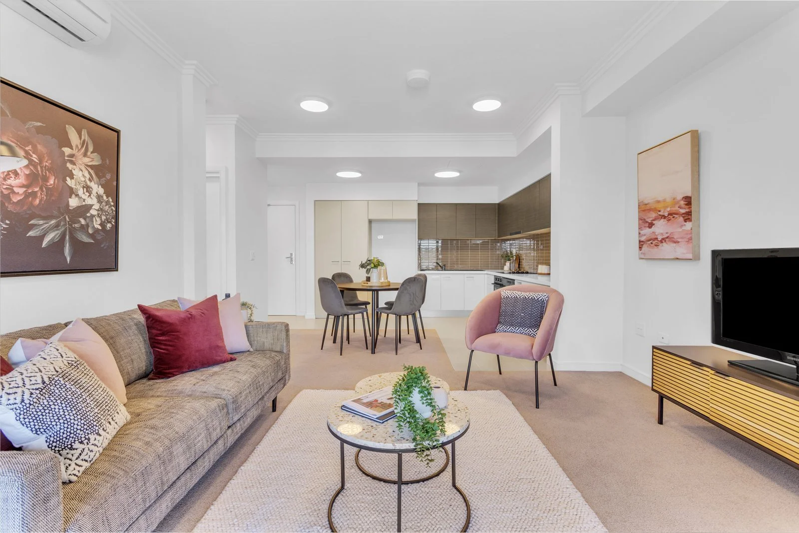 lounge kitchewn .jpg