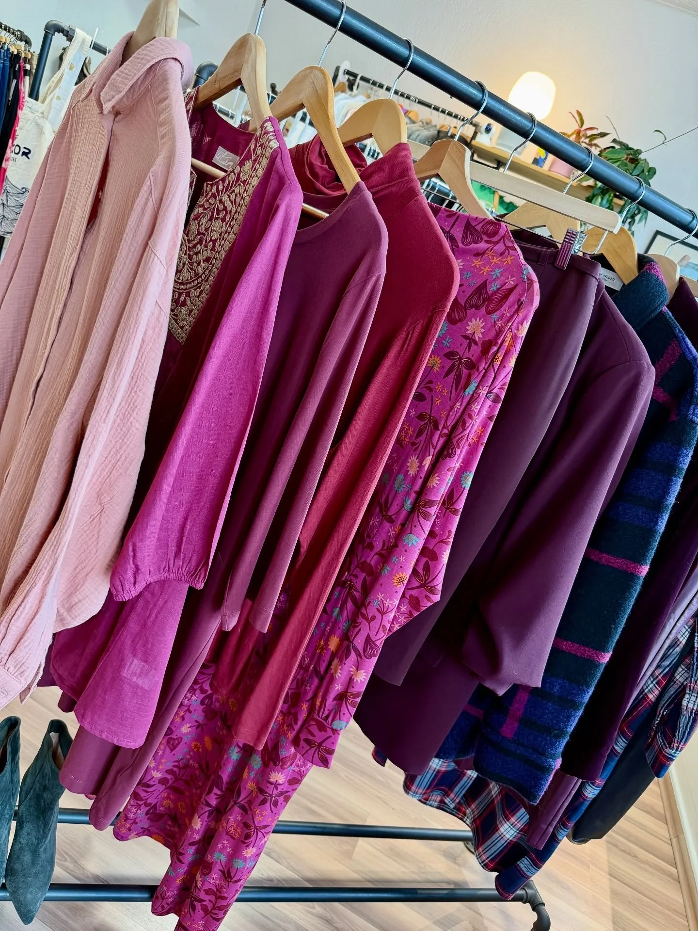 Die Zeit ist reif f&uuml;r ein wenig Bordeaux.

🍆Ein Farbton, der Tiefe, W&auml;rme und Eleganz vereint. 

🍇Lass dich inspirieren von Bordeaux. 

🍷Diese Farbe bringt Charakter in jedes Outfit und verleiht ihm eine feine Note von Stilbewusstsein.

