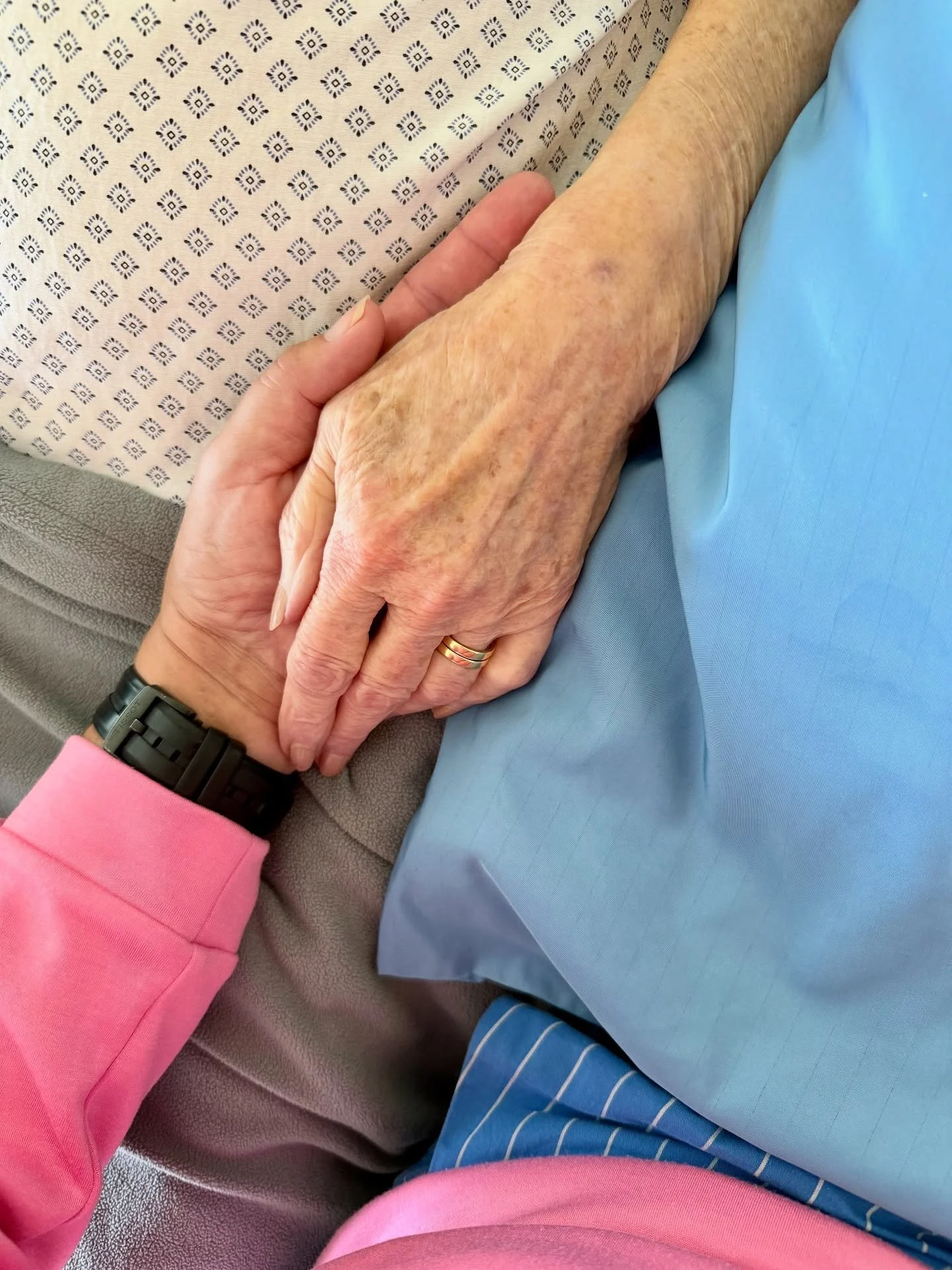 💖Sonntagszita💖

🏥Mein heutiges Sonntagszitat kommt von einem Spitalbett in Z&uuml;rich:

🕊️Nimm dir Zeit f&uuml;r deine Freunde, sonst nimmt die Zeit dir deine Freunde.

👵🏻Ich bin heute bei meiner &auml;ltesten Kundin auf Besuch. Sie w&uuml;nsc