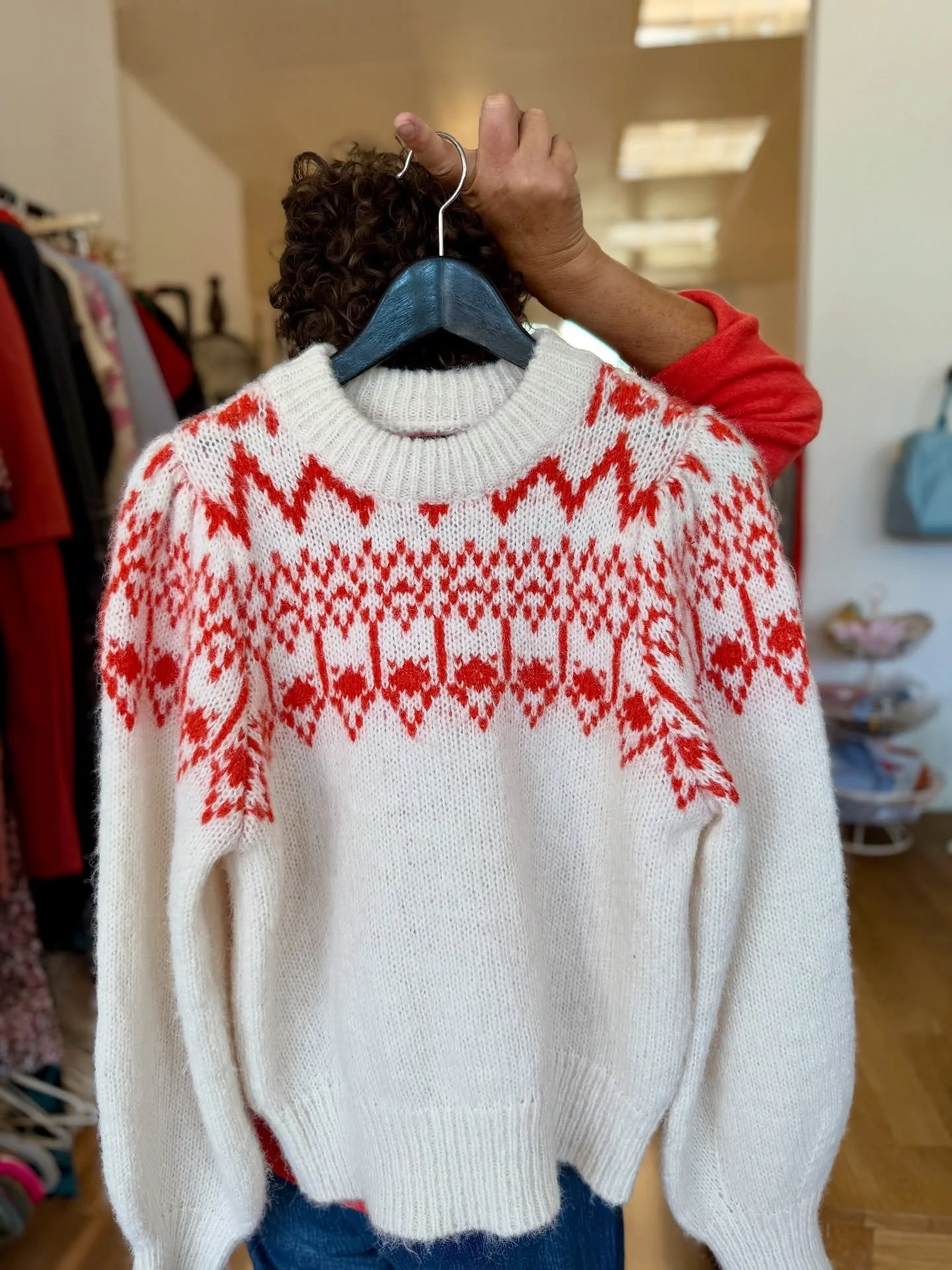 🙈Am Morgen, wenn die Luft noch k&uuml;hl ist und ein leichter Hauch von Frische bleibt, gibt es nur eines&hellip;

🙊warme, farbige, flauschige und grosse Maschen. 

#strickpullover 
#grossemaschen 
#herbstpullover