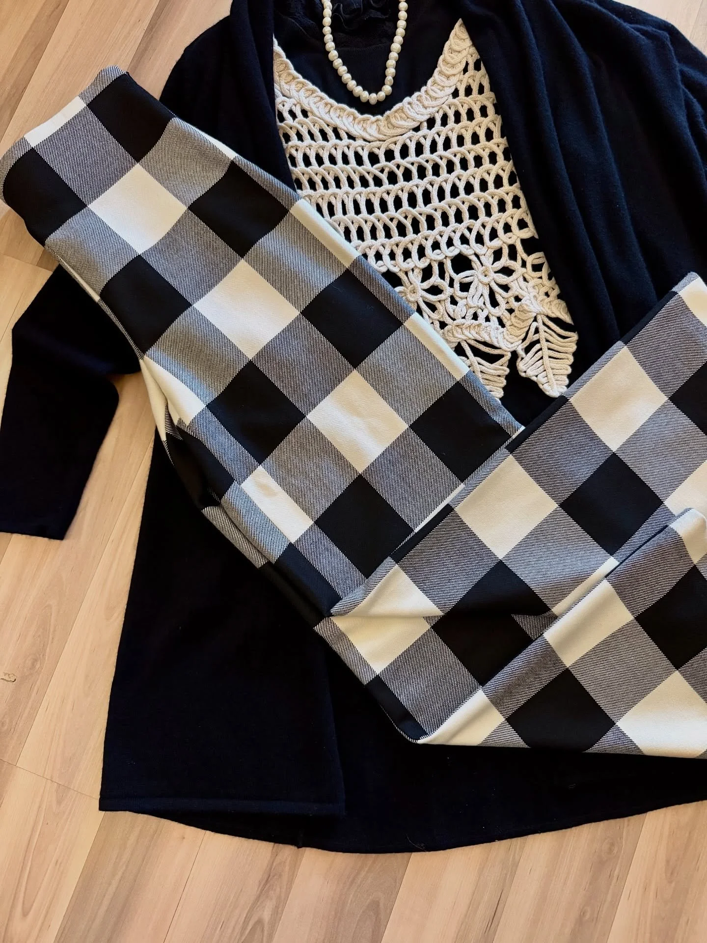 🖤🤍Warum immer nur Black &amp; White❓

Geht doch auch mit Beige &amp; Schwarz, oder❓

Eine Kombination, die nicht so hart wirkt, daf&uuml;r aber gediegen, elegant und zeitlos sch&ouml;n.

Beige bringt W&auml;rme, Schwarz gibt Tiefe&hellip;zusammen e