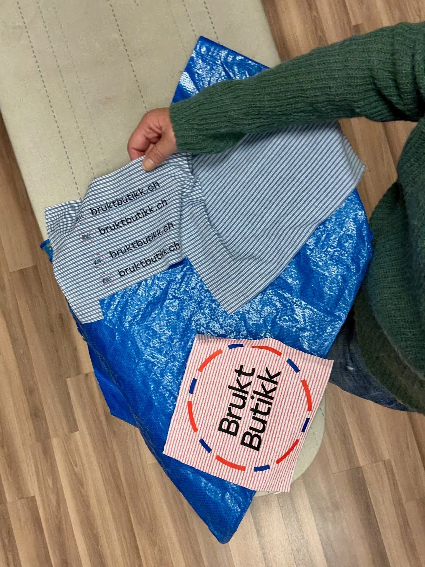 🛍️Die grossen, stabilen, robusten Taschen, die so oft im Einsatz sind, finden manchmal leider nicht mehr den Weg zur&uuml;ck zu mir in meine Butikk.

🪡Darum habe ich sie heute alle mit meinem Logo gekennzeichnet.

🌿Die bedruckten Stoffe haben alle