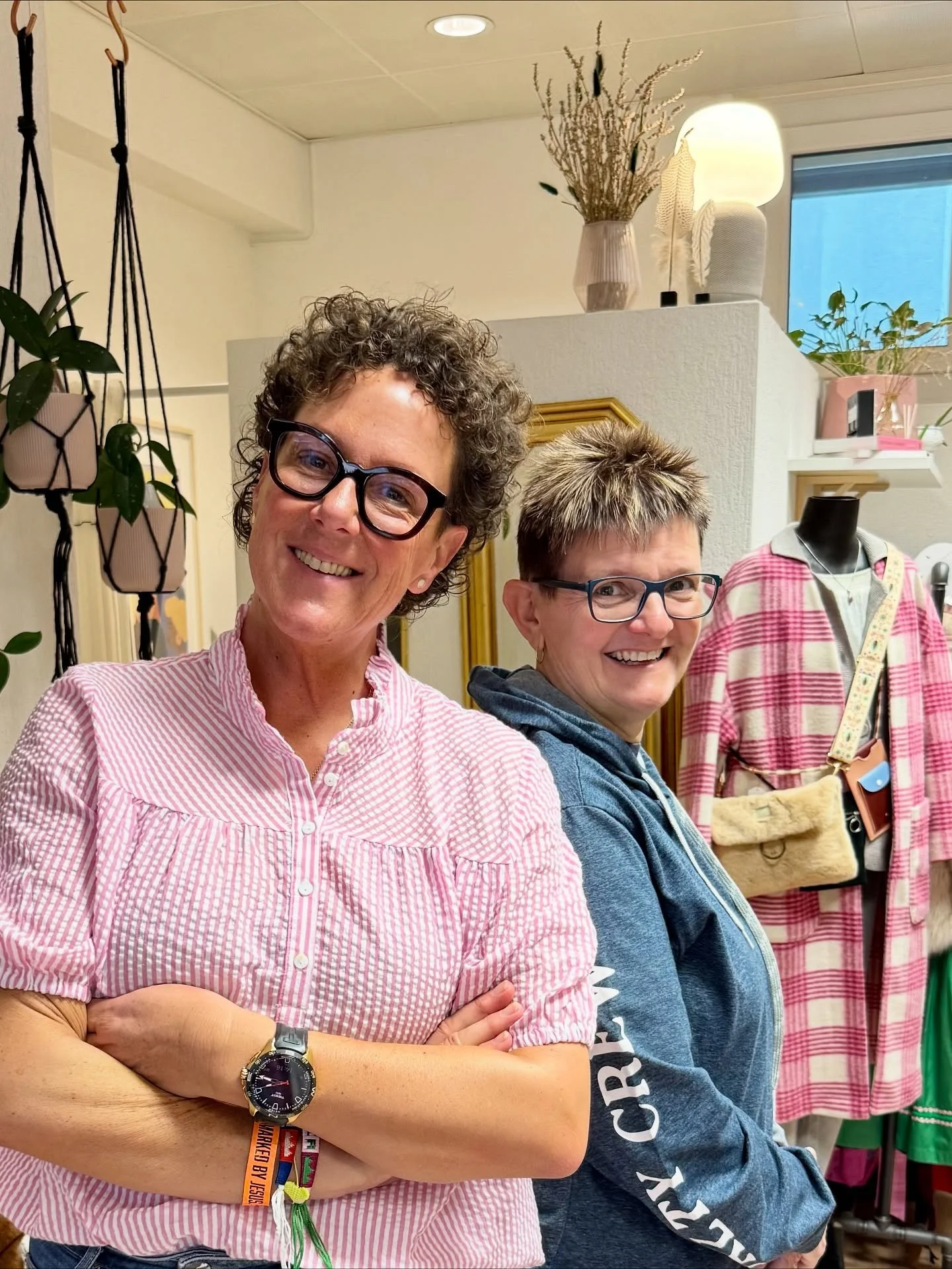 🧡Unsere letzte kleine, feine, intime Secondhand-Tour.

🧡Ein riesengrosses Dankesch&ouml;n an alle, die dabei waren! 

🧡Es war f&uuml;r mich ein inspirierender Tag voller sch&ouml;ner Begegnungen, Gespr&auml;chen und viel Lachen.😂

🧡Wie sch&ouml;