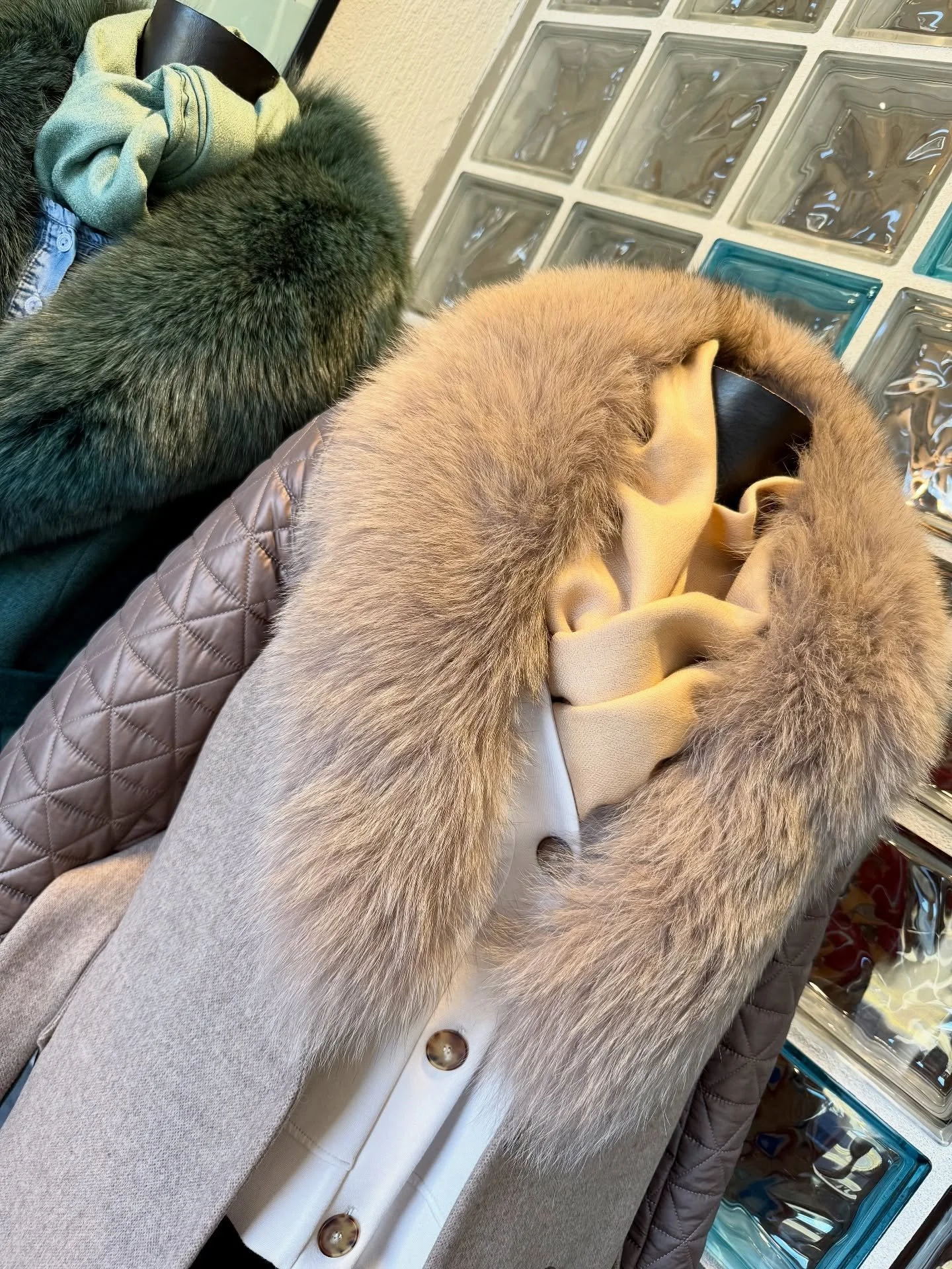 Ertappt! 

❄️Der Frost heute Morgen hat mich dazu gebracht, meine sch&ouml;nsten Winterm&auml;ntel nach vorne zu holen. 

🥶Wenn&rsquo;s schon friert, dann wenigstens mit Stil!

#wintermantel 
#secondhand 
#herbstmode