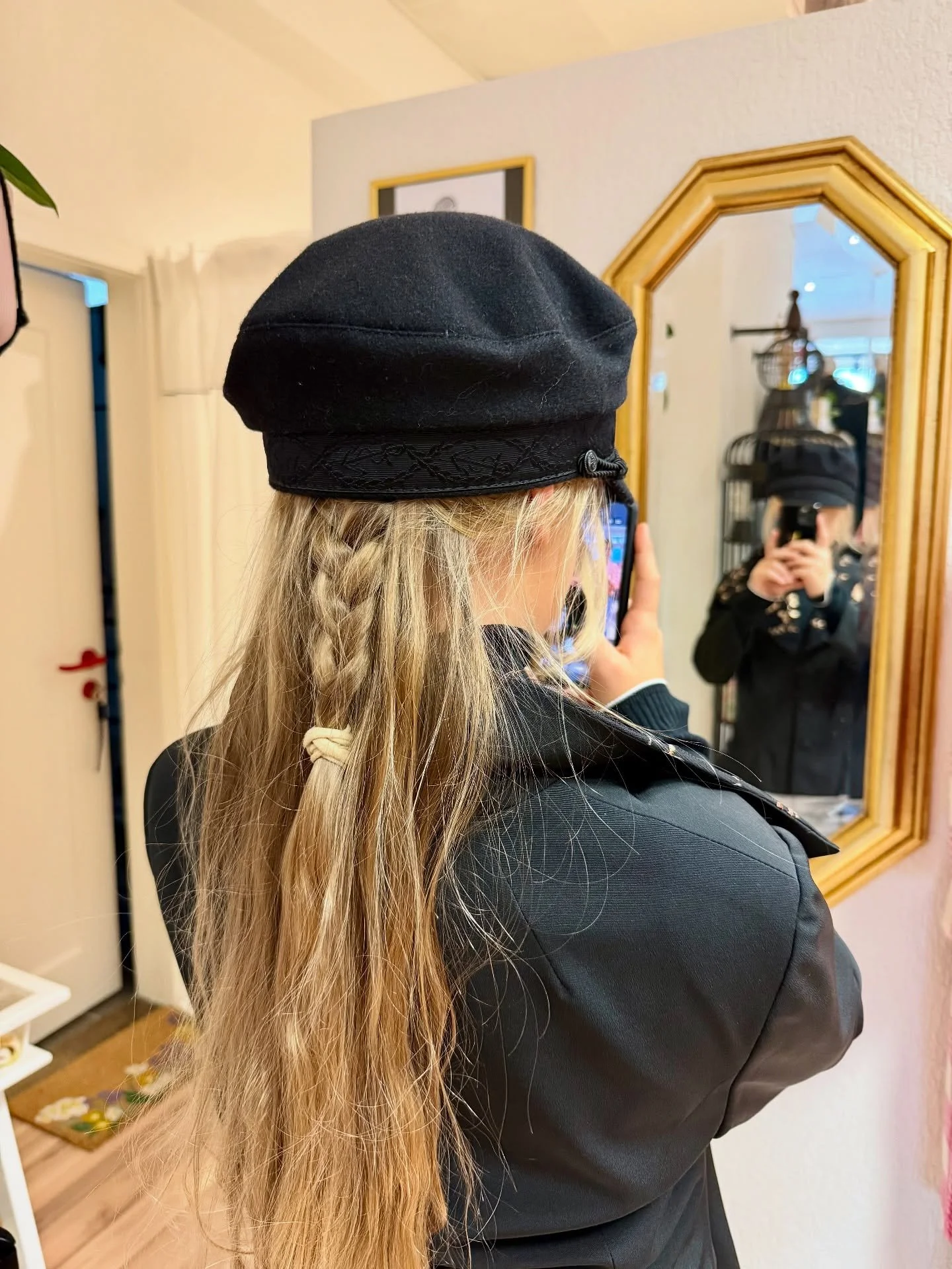 Mein heutiger Gast vom Zukunftstag m&ouml;chte gerne Damenschneiderin oder Schauspielerin werden. Also haben wir einfach beides ausprobiert! 🎭✂️

Zuerst haben wir gemeinsam eine Hose aufgepimpt. Danach hat sie verschiedene Kleider anprobiert und mir