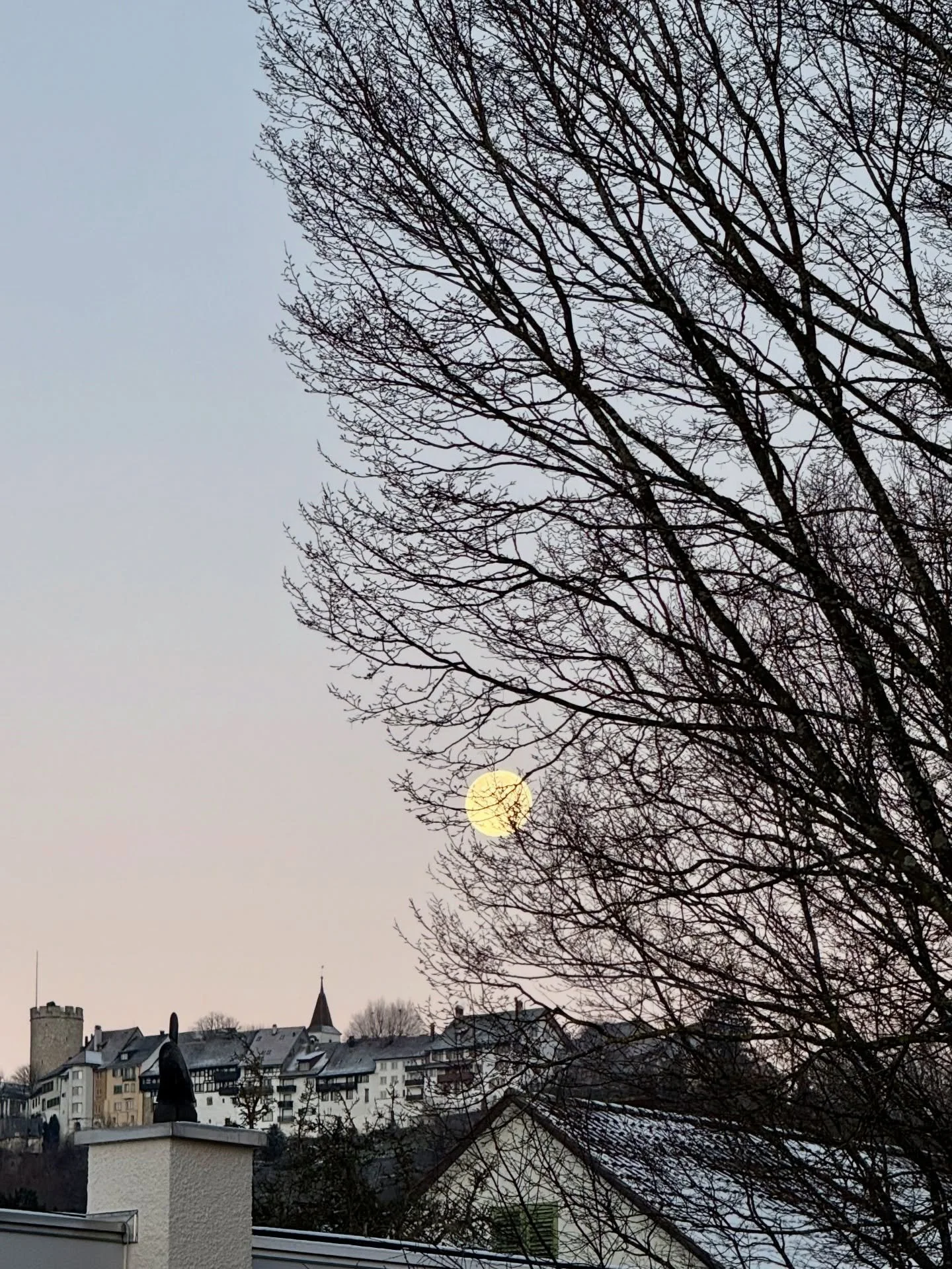 Manche Dinge m&uuml;ssen enden, damit Bessere beginnen k&ouml;nnen.

📸👉Dielsdorf 8.14

#sonntagszitat 
#spruchdestags 
#sch&ouml;nersonntag 
#vollmond