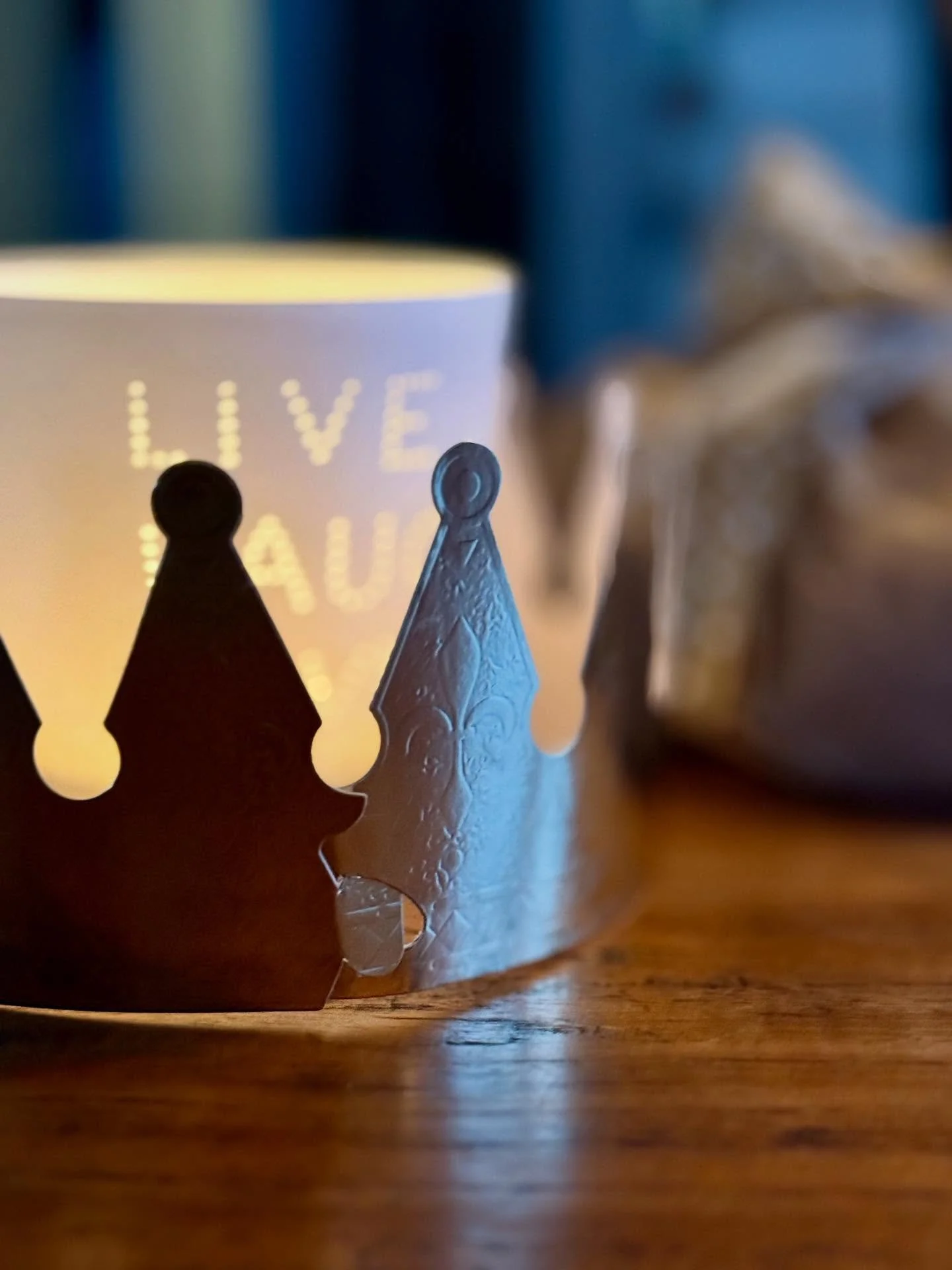 An alle K&ouml;niginnen da draussen&hellip;
Zieht eure Krone mit Haltung&hellip;und eurem ganz eigenen Glanz an und rockt das Leben.
🫅🏻👸🏼🫅🏻
Auf uns Frauen,
auf gegenseitige Inspiration
und auf all die kleinen Momente,
die sich ganz gross anf&uu