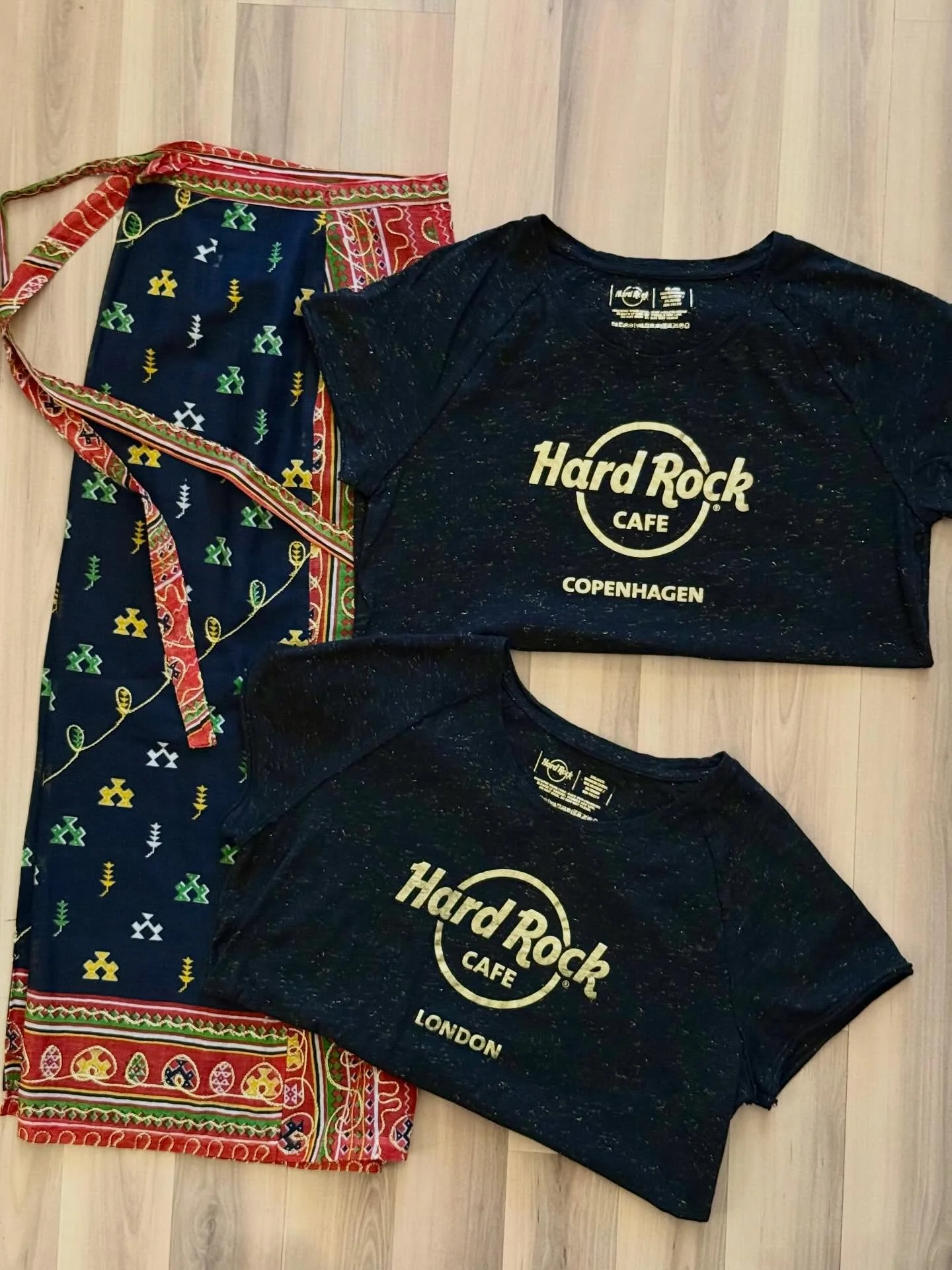 Kopenhagen oder London&hellip;was meint ihr❓Zwei St&auml;dte, zwei Vibes&hellip;.
🇩🇰🇬🇧🇩🇰
Welches T-Shirt ist wohl zuerst weg?
Team Scandi-Clean oder Team Brit-Chic?
🇬🇧🇩🇰🇬🇧
Schreibt&rsquo;s in die Kommentare&hellip;ich bin gespannt, wer da