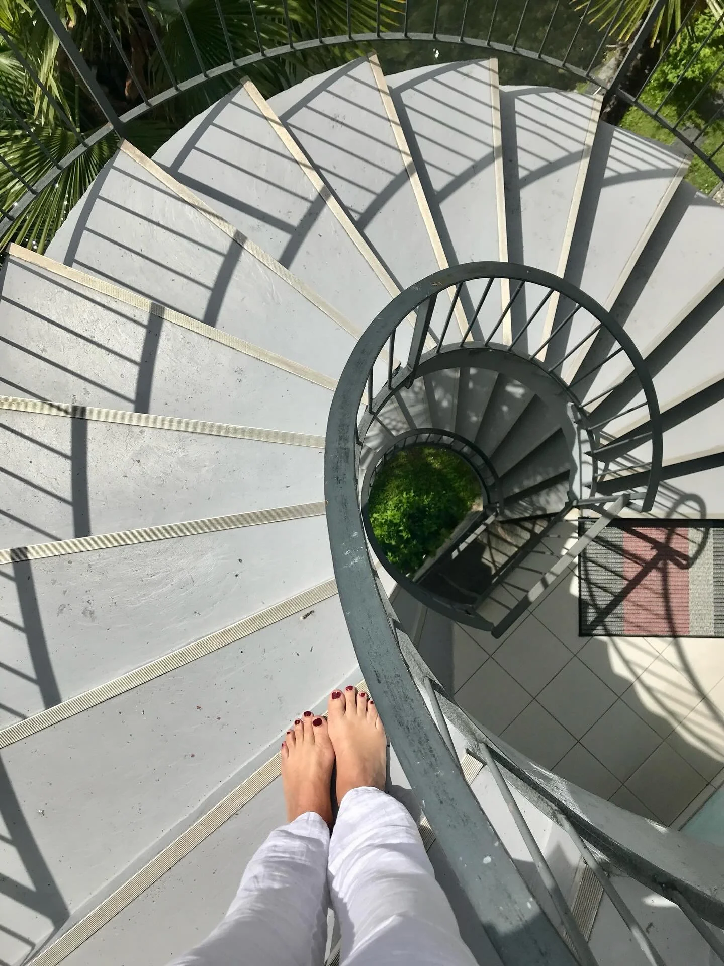 Zum Weltfrauen Tag, m&ouml;chte ich allen Frauen eine Medaille 🥇 verteilen.
💞💞💞
Die Medaille hat immer zwei Seiten.
So wie auf diesem Bild. Man kann eine Spirale nach unten sehen, oder die Treppe, nach oben.
💞💞💞
Ich habe mich entschieden, sie 