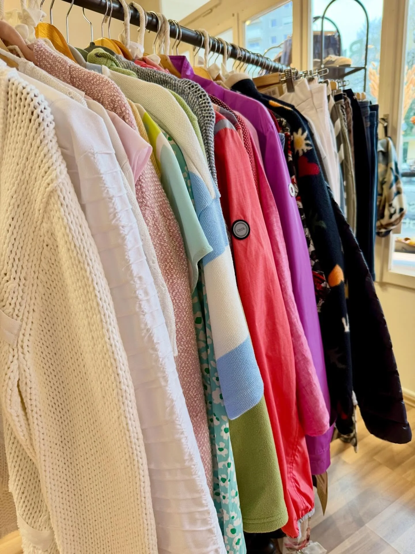 Am Freitag ist bekanntlich wieder der 13. diesmal bringt er wieder Gl&uuml;ck!
☘️☘️☘️
Ich habe f&uuml;r euch eine Kleiderstange zusammengestellt. Jedes St&uuml;ck kostet nur 13 Franken.
💚💚💚
Vielleicht findest du genau das Teil, das deinem Kleiders