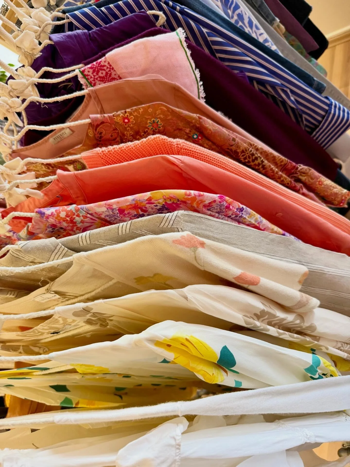 Ich habe f&uuml;r unseren #workshop morgen eine fr&uuml;hlingshafte Kleiderstange zusammengestellt.
🫟🎨🌈

See you 👋

#springoutfit 
#springfashion 
#farbentragen 
#secondhandz&uuml;rich