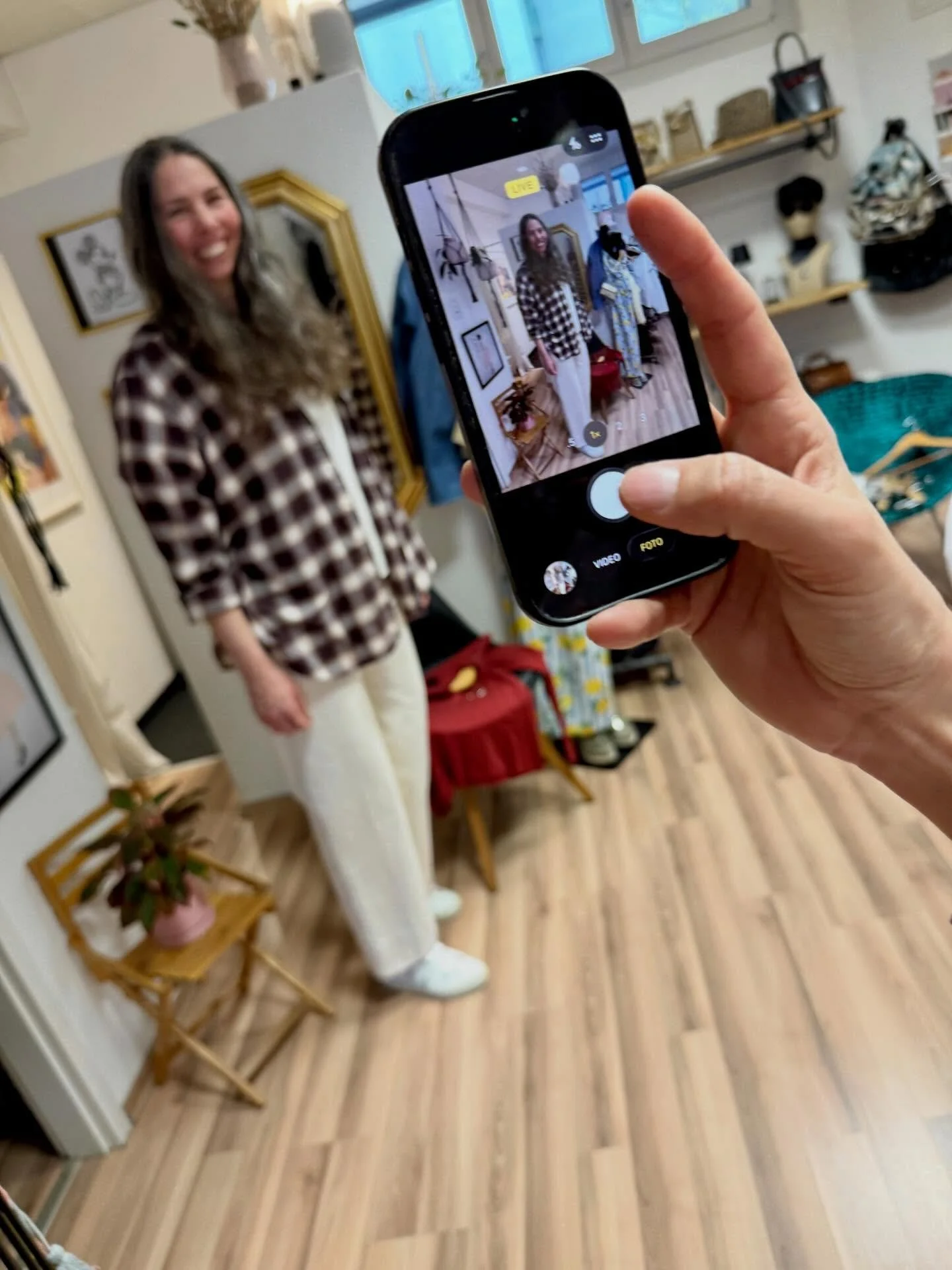 Eine wundervolle Frauen Power Gruppe, war heute f&uuml;r eine Figurberatung angemeldet. Drei von ihnen waren bereits bei einem Workshop dabei und so begeistert von der Welt der Farben, dass sie unbedingt tiefer eintauchen wollten.
🐛🪺🦋
Es ist jedes