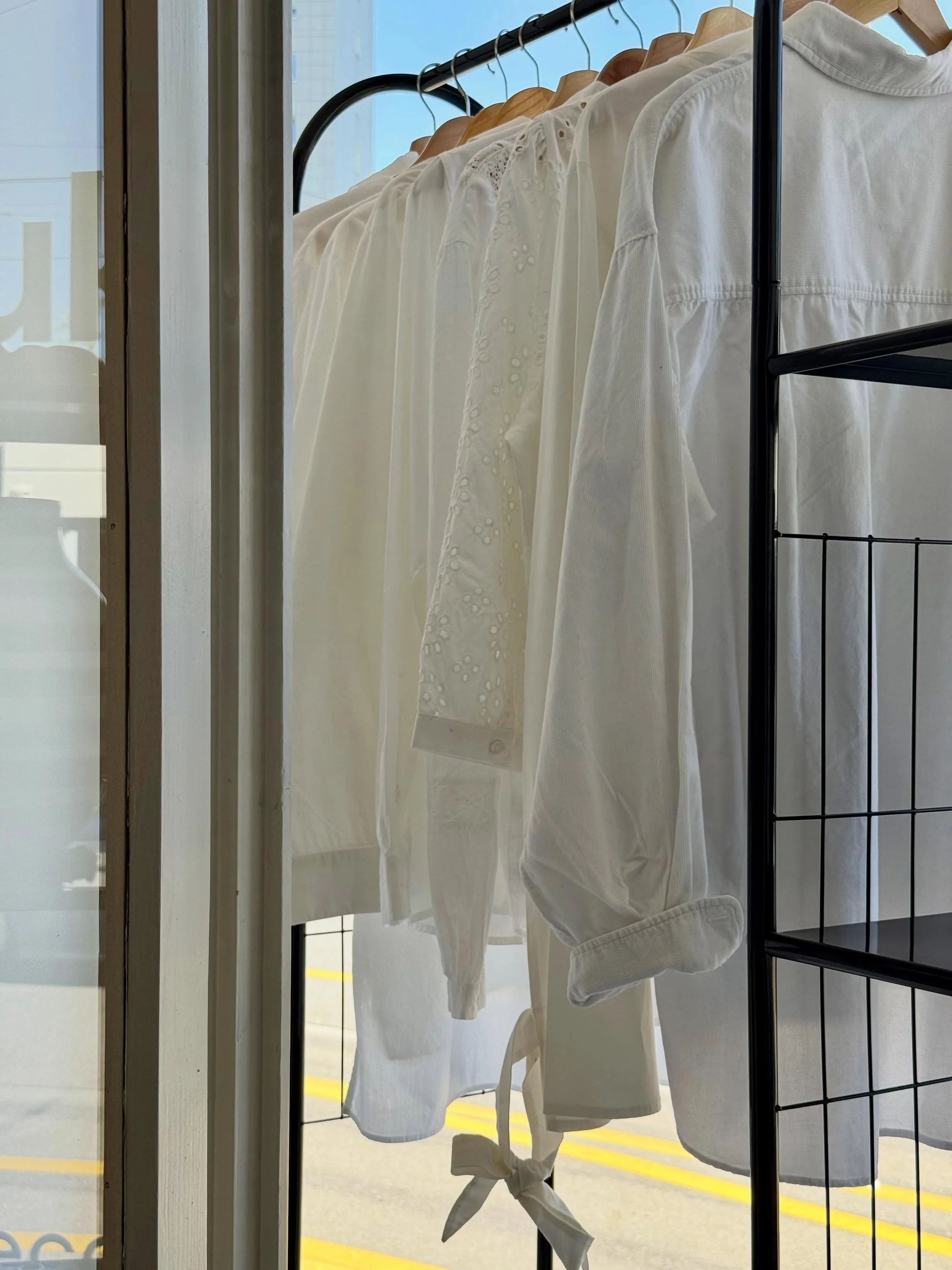 Die weisse Bluse ist f&uuml;r mich, ein Statement mit vielen Facetten. 
🤍🤍🤍
Je nach Schnitt, Stoff und Kombination wirkt sie elegant, glamour&ouml;s, festlich, zeitlos oder bewusst gediegen. 
🤍🤍🤍
Sie steht f&uuml;r zeitlose Stil&shy;sicherheit 
