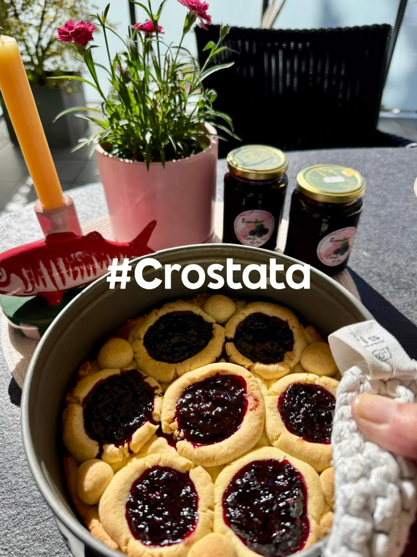 Eine ganz liebe Kundin aus Seebach ist gleichzeitig auch meine wertvolle Lieferantin f&uuml;r die k&ouml;stliche Brombeermarmelade.
💜💜💜
Die Marmelade nimmt den Weg von Seebach zu mir nach Hause, f&uuml;r eine Crostata und anschliessend macht der K