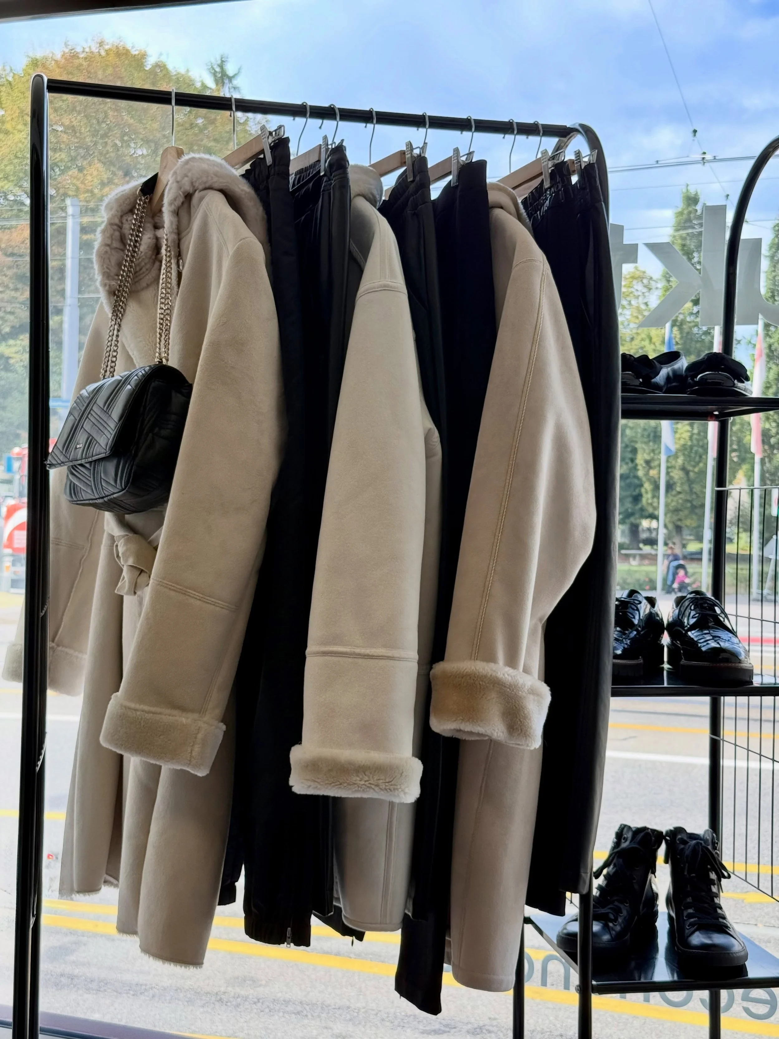 BLACK &amp; WHITE 
🤍🖤🤍
Von klassisch und stilvoll &uuml;ber elegant und modern bis hin zu sportlich, l&auml;ssig und dynamisch.
🖤🤍🖤
Zwei Farben, unz&auml;hlige M&ouml;glichkeiten und ein Look, der immer wieder neu begeistert.

🧥👉Gr. 38,40 🫰8