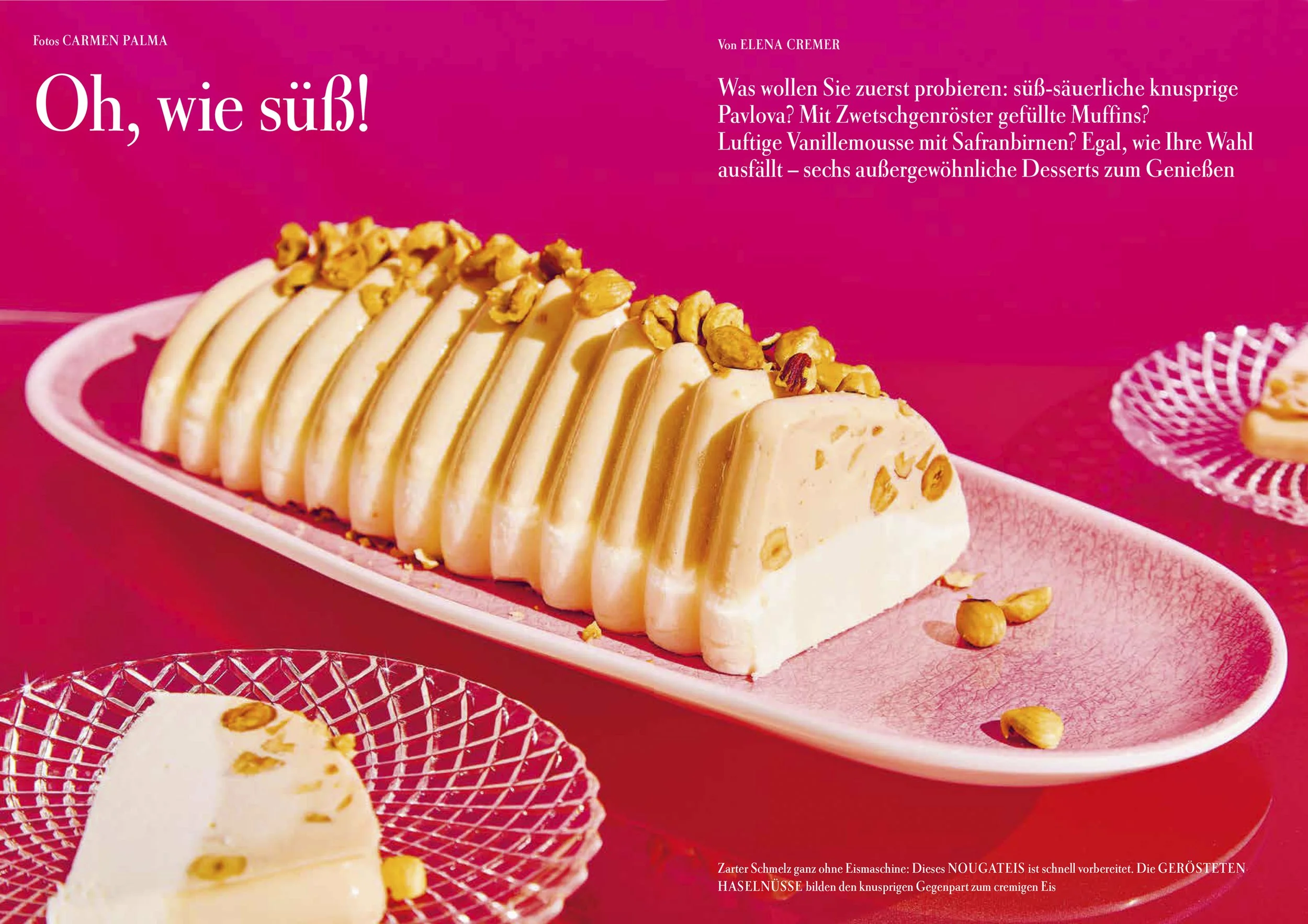 Un postre de mousse de vainilla decorada con nueces en un plato grande y otros pequeños en platos de vidrio, con fondo rosado.