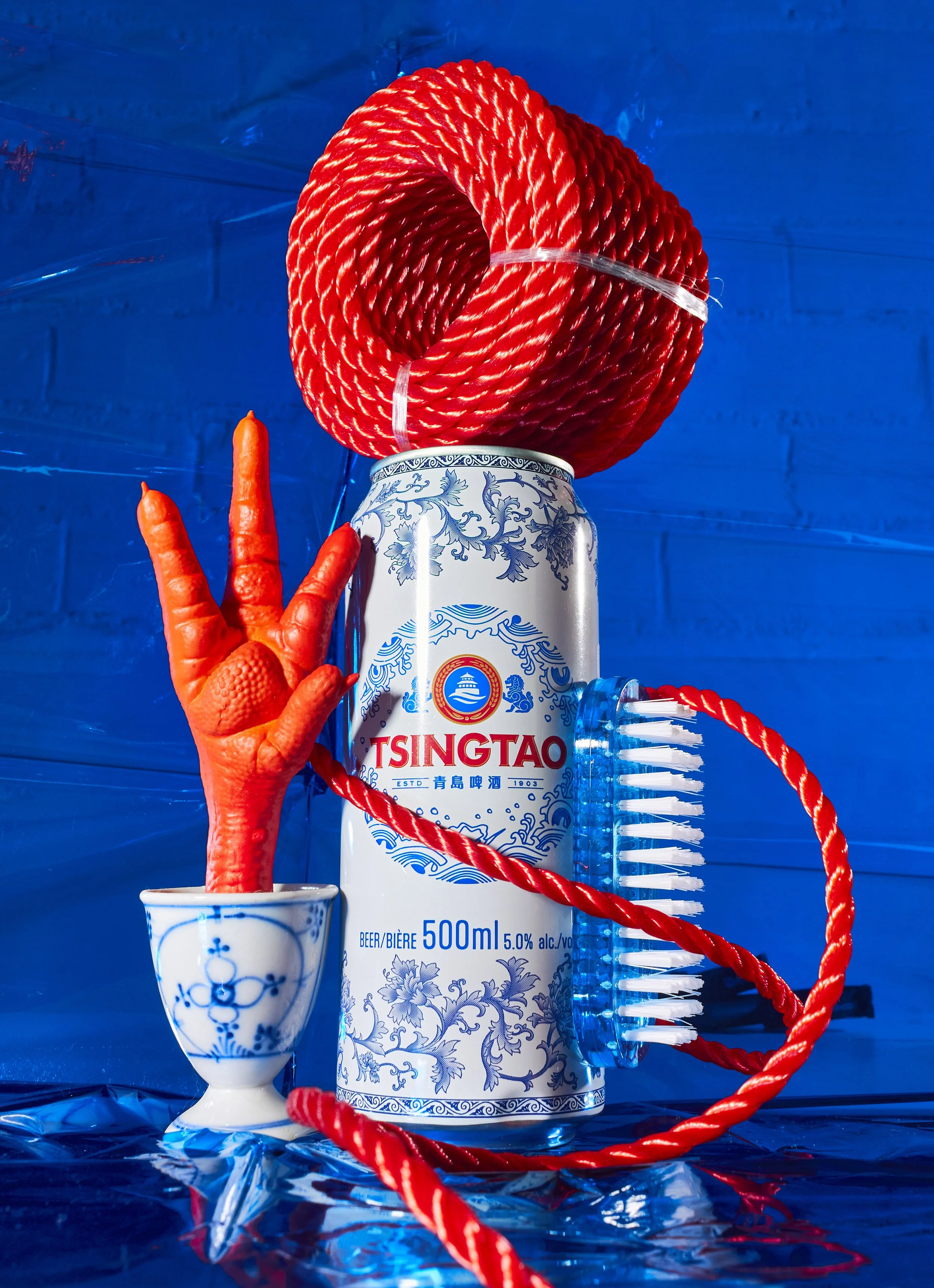 bodegon abstracto con lata de cerveza Tsingtao.