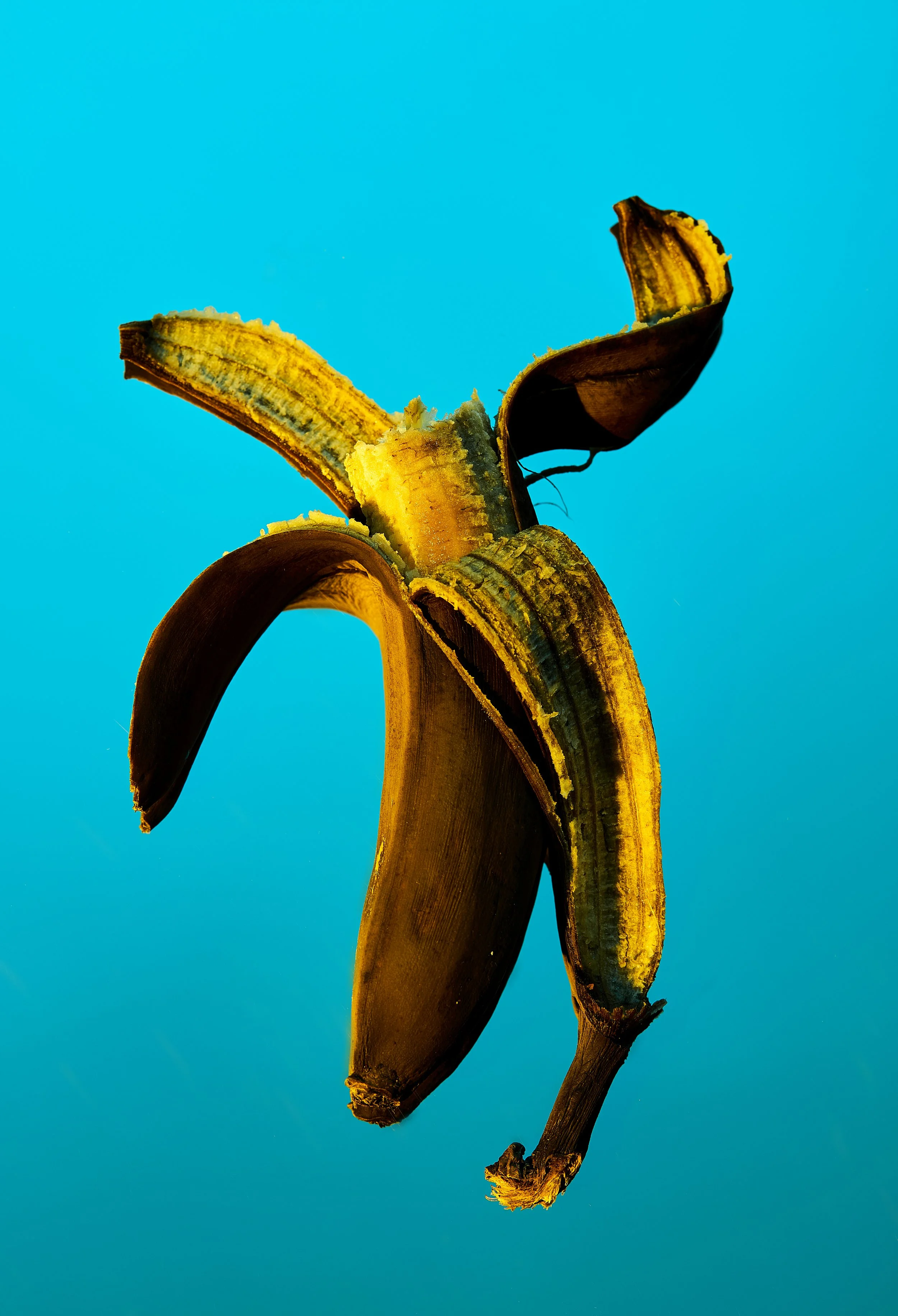 Banana con corte con fondo azul