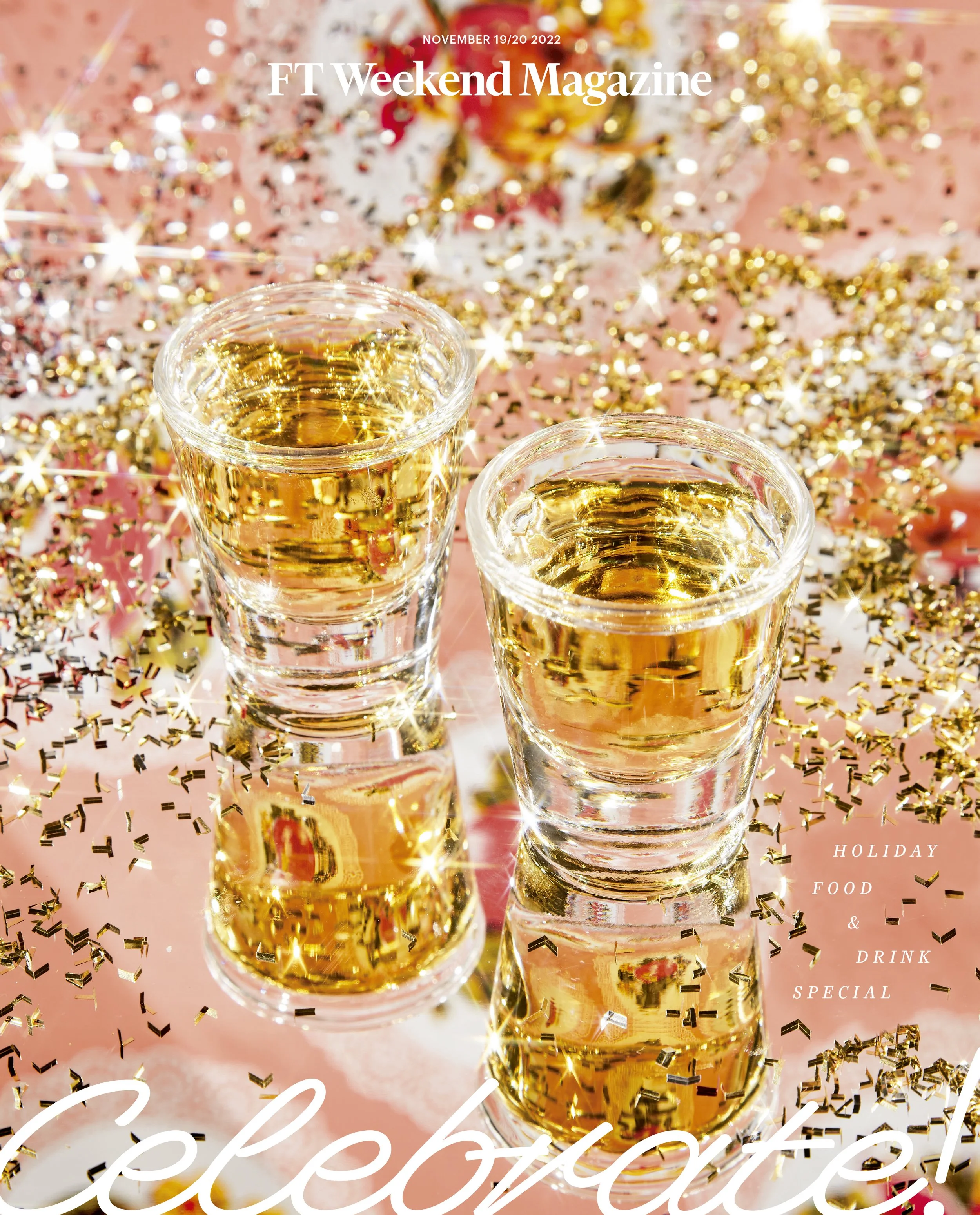 Dos copas llenas de una bebida dorada, rodeadas de confeti dorado y brillo en un fondo rosa con texto que dice 'FT Weekend Magazine' y otras palabras relacionadas con celebración, fiesta y bebidas.