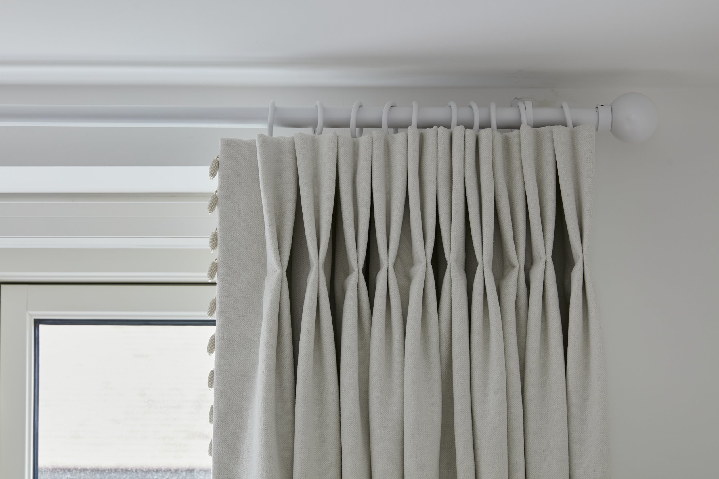 Double pinch pleat curtain with a leading edge trim