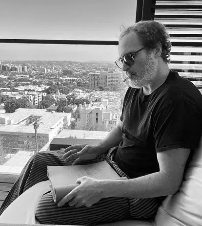 Joaquin Phoenix Lit le Script de JOKER 2