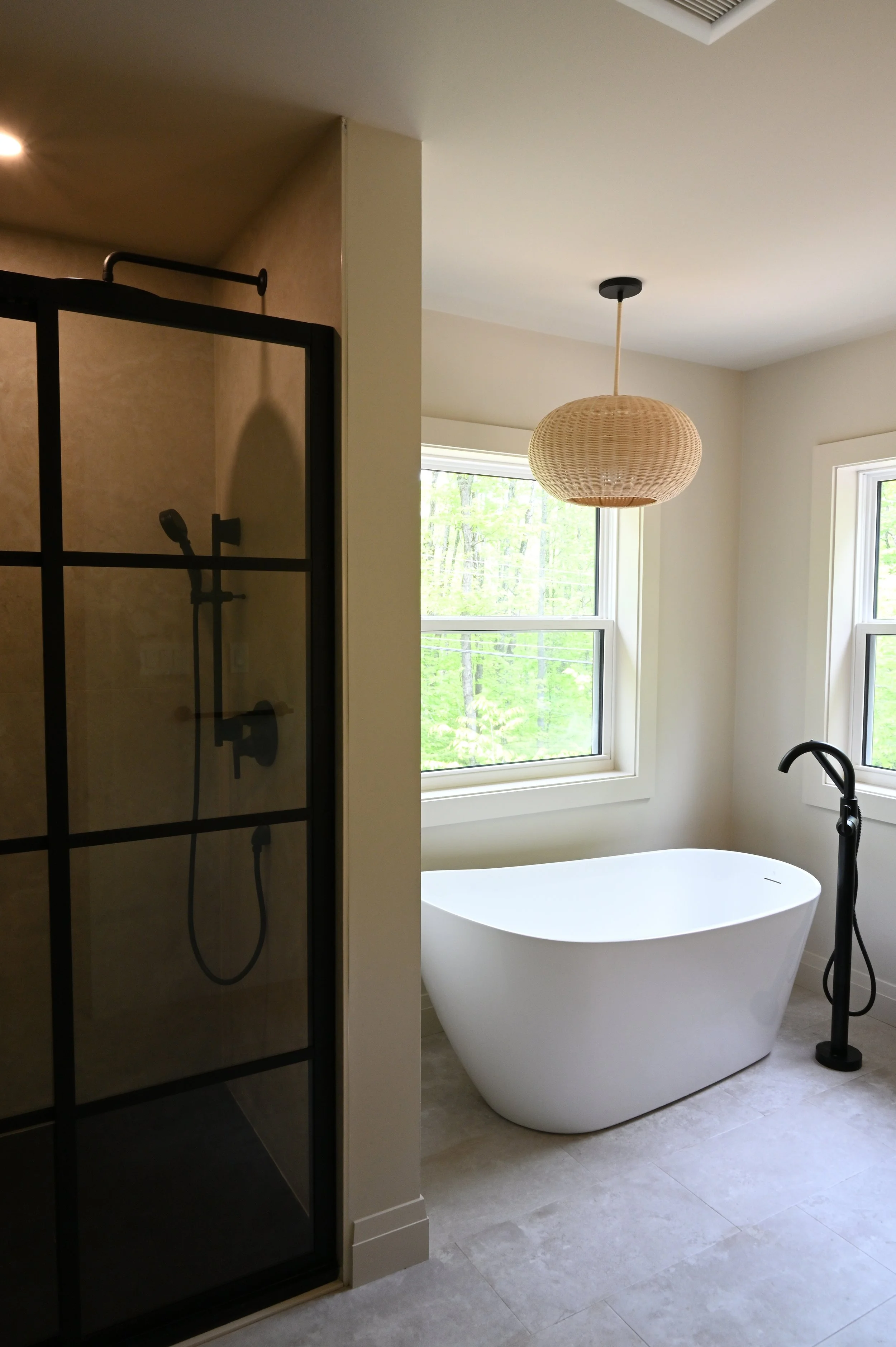 Ensuite Tub and Shower.JPG
