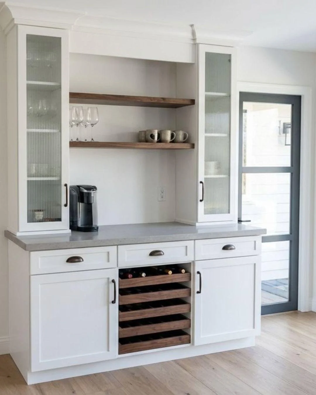 Who doesnt love a classic kitchen design? 😍 Add in some extra cabinet space for your coffee bar and wine racks, it's perfect for everyday use and times with company 🙌