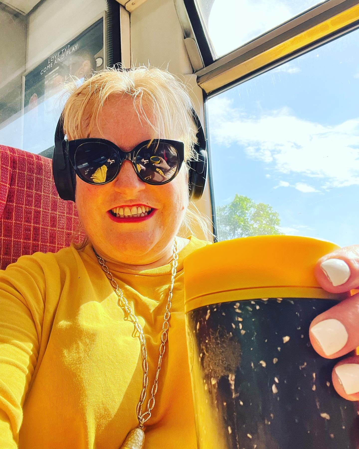 ⭐️💛😎Morning Sunshine! 🌻🐝🍋

Tuesday commute 🚊 🚶&zwj;♀️✏️

#tuesdaymotivation #tuesdayvibes #tuesday #sunshineyday #yellow #officewear