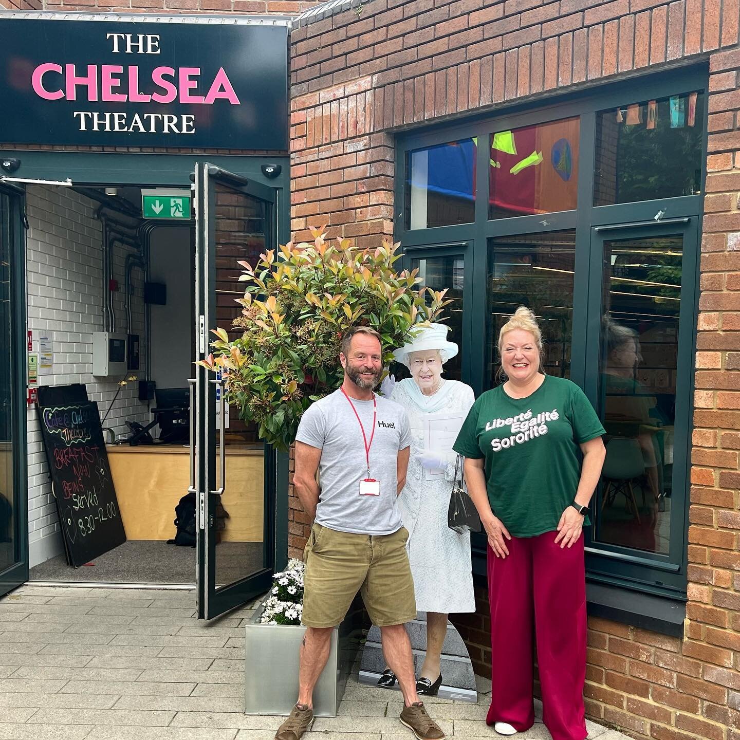 👑 Spending the Jubilee morning being super inspired by the people, the community and the work of @officialchelseatheatre 

💚💛What a life-changing hub of community support, creativity, impact and all the hearts in the centre of World&rsquo;s End in