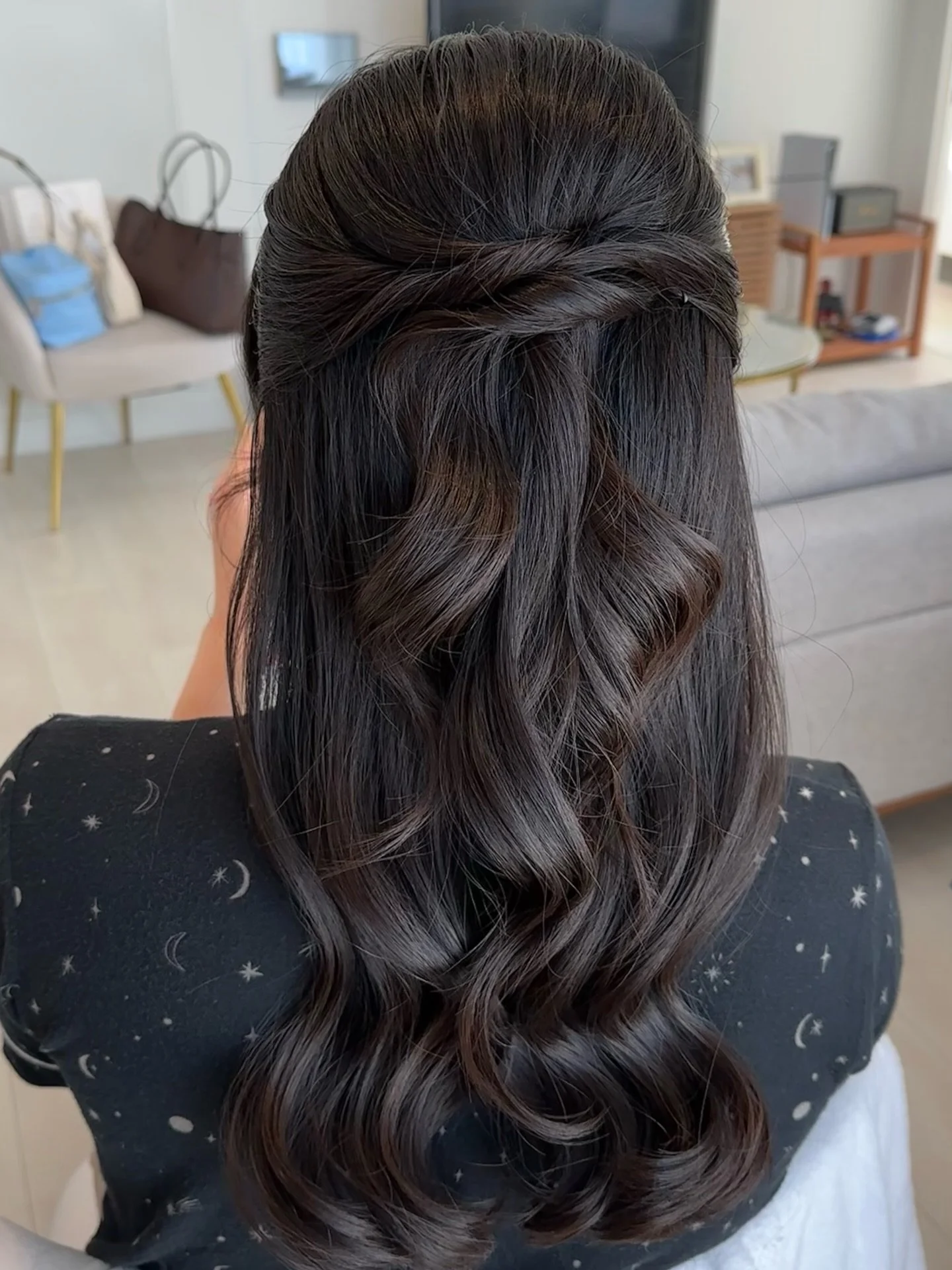 Classic half updo for you or your bridal party 🎀🕊️🤍
Hair by: Bianca @binks.beauty 
.
.
BRIDAL AND SPECIAL OCCASION MAKEUP AND HAIR // BOOK NOW ➡️ www.binksbeauty.ca/contact or #linkinbio
#hairinspo #bridesmaidhair #bridalhair #asianbridalhair
