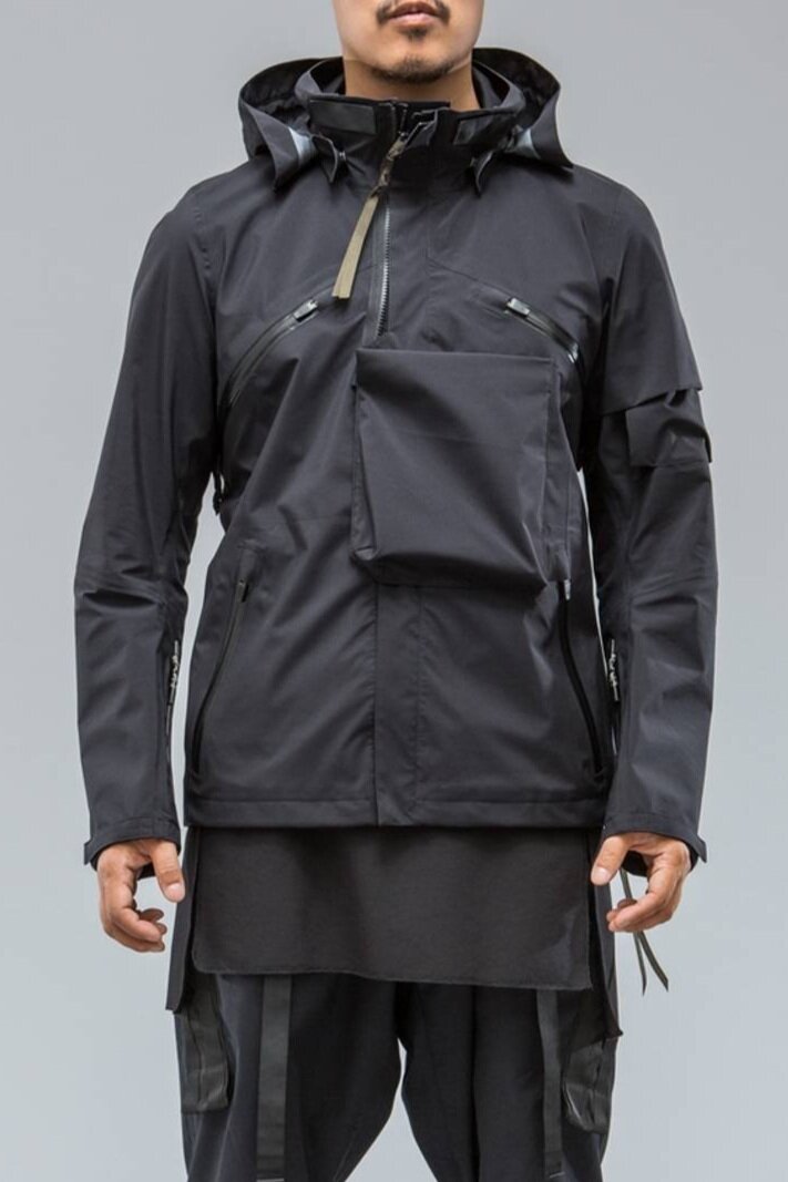 ACRONYM J1A-GT
Features: GORE-TEX ® shell, hidden pockets, packable, bag sling, removable hood, central storage pocket