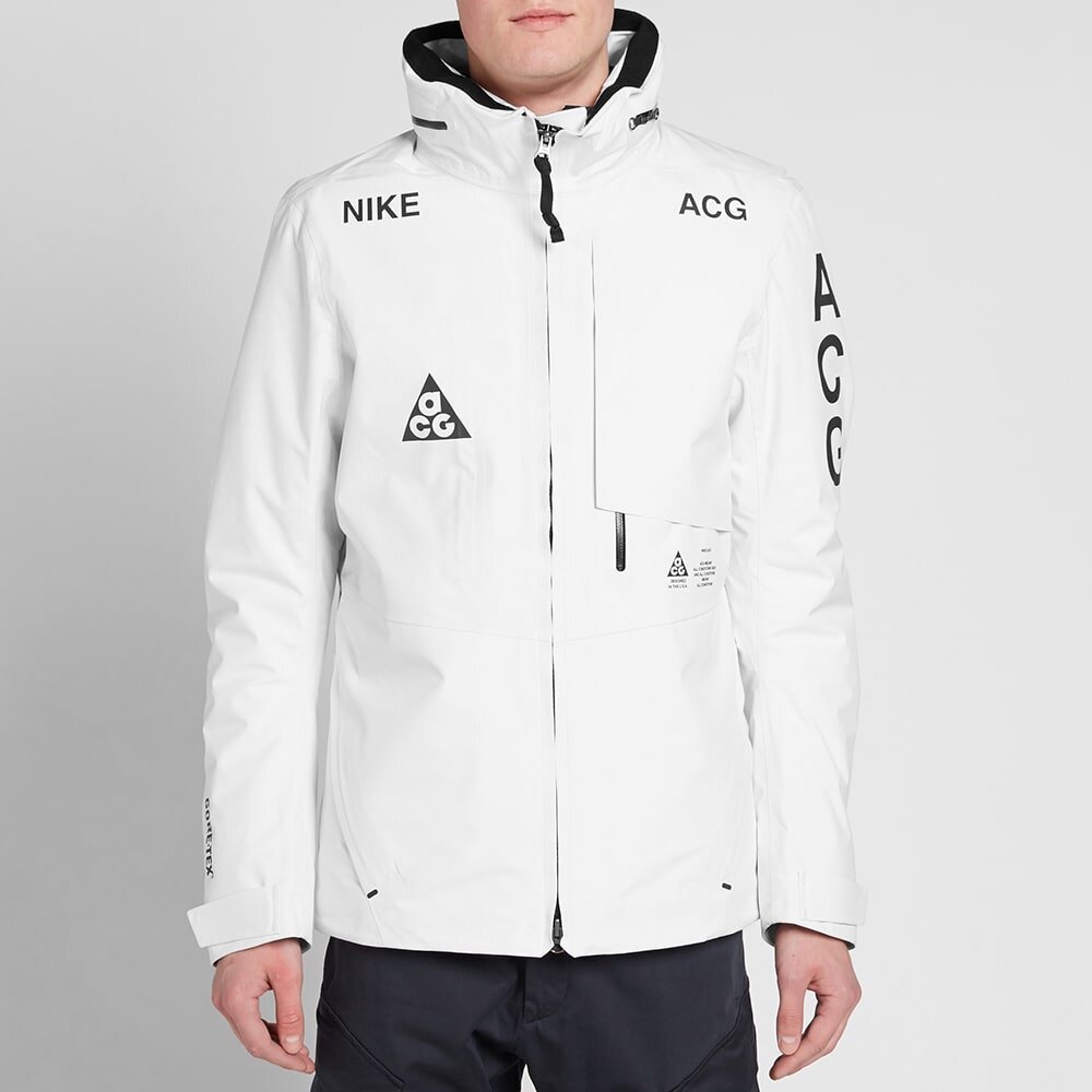 NikeLab 2 in 1 Jacket
Features: GORE-TEX ® shell, removable liner, storm collar, reflective graphics, multiple storage pockets