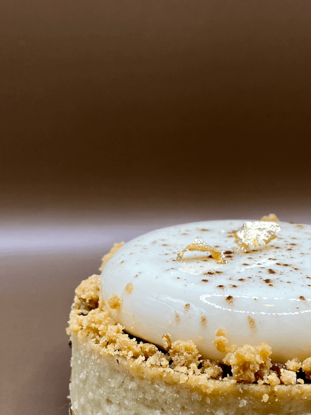 Gâteau à la crème avec garniture de feuilles d'or.