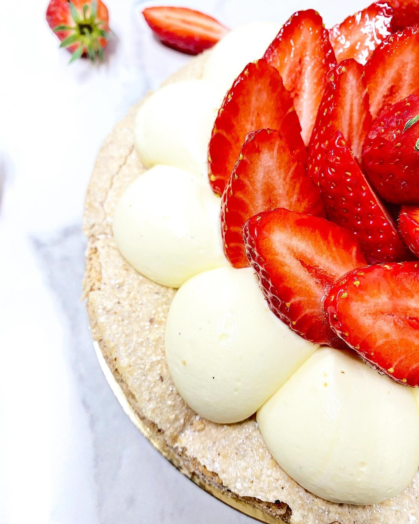 Tarte macaron  biscuit a&eacute;rien amandes noisettes et pointe de cannelle, cr&egrave;me l&eacute;g&egrave;re vanille et fraises 🍓 locales &agrave; d&eacute;guster sur place ou sur commande en grande taille 😉#tarte #pie #creme #cream #fraises #ga