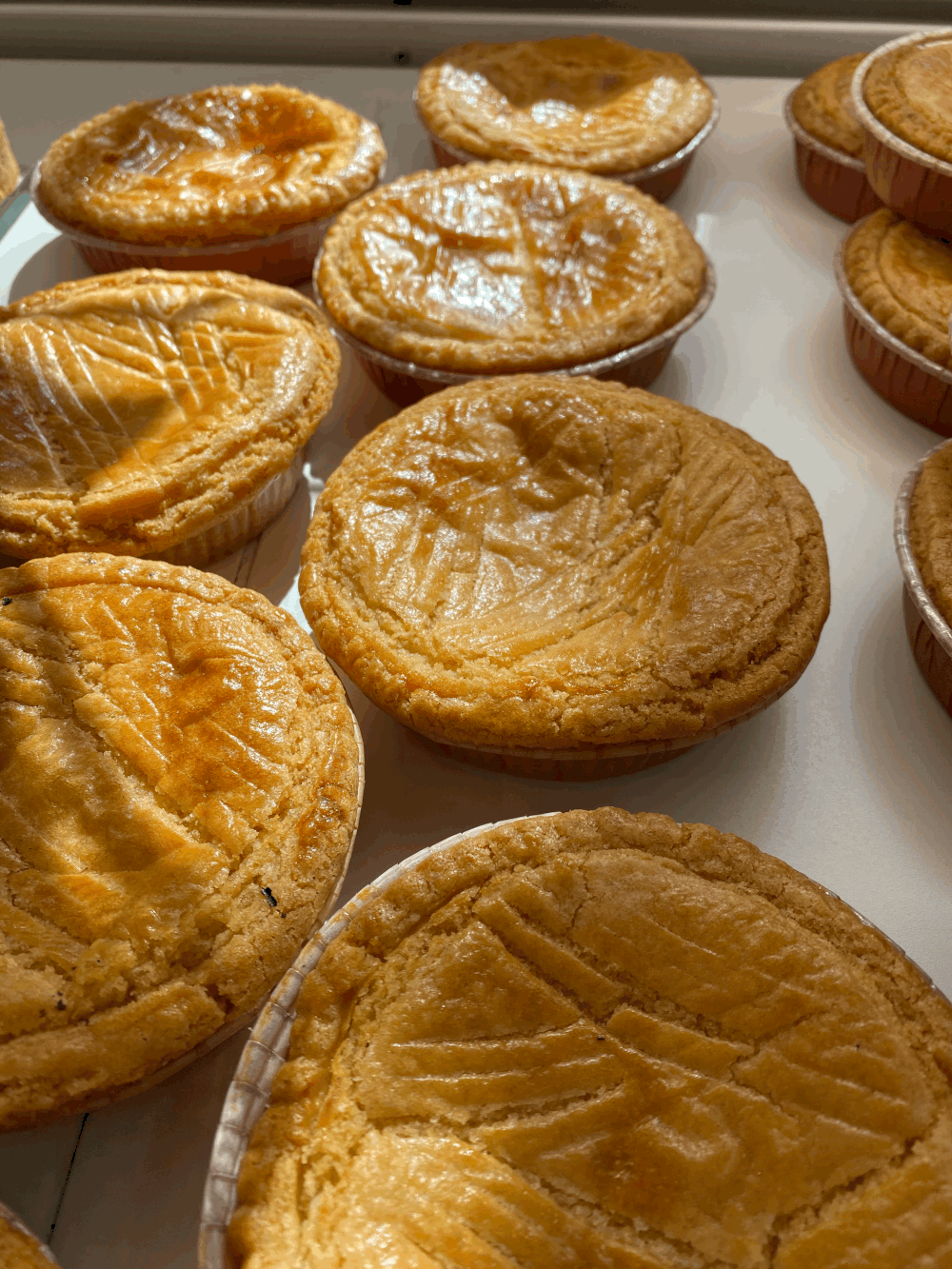 Gâteaux ou tartes aux pommes dans des moules en papier