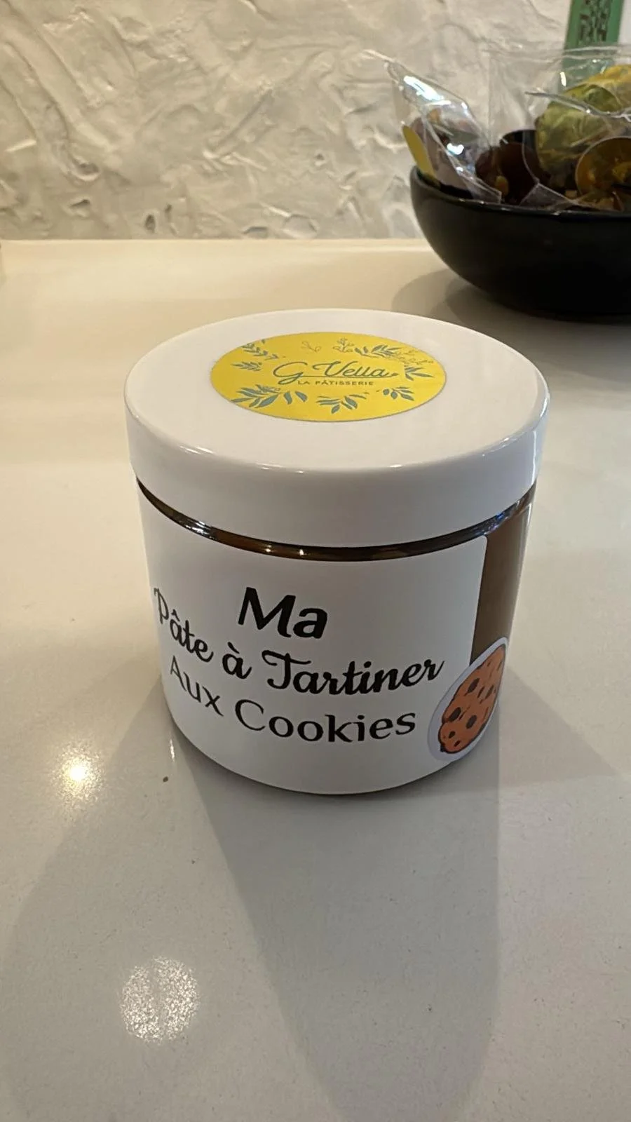 Pot à tartiner aux cookies avec étiquette blanche et couvercle blanc. La boîte indique "Ma Pâte à Tartiner aux Cookies" avec un dessin d'un cookies au bas, sur fond blanc.
