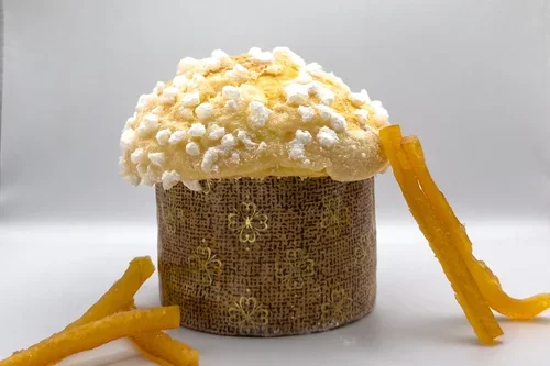 Gâteau à la crème avec des zestes d'orange, décoré avec des fruits confits en forme de fleurs