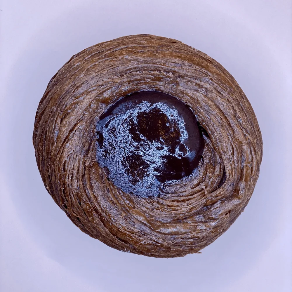 Un croissant avec un centre fondant au chocolat